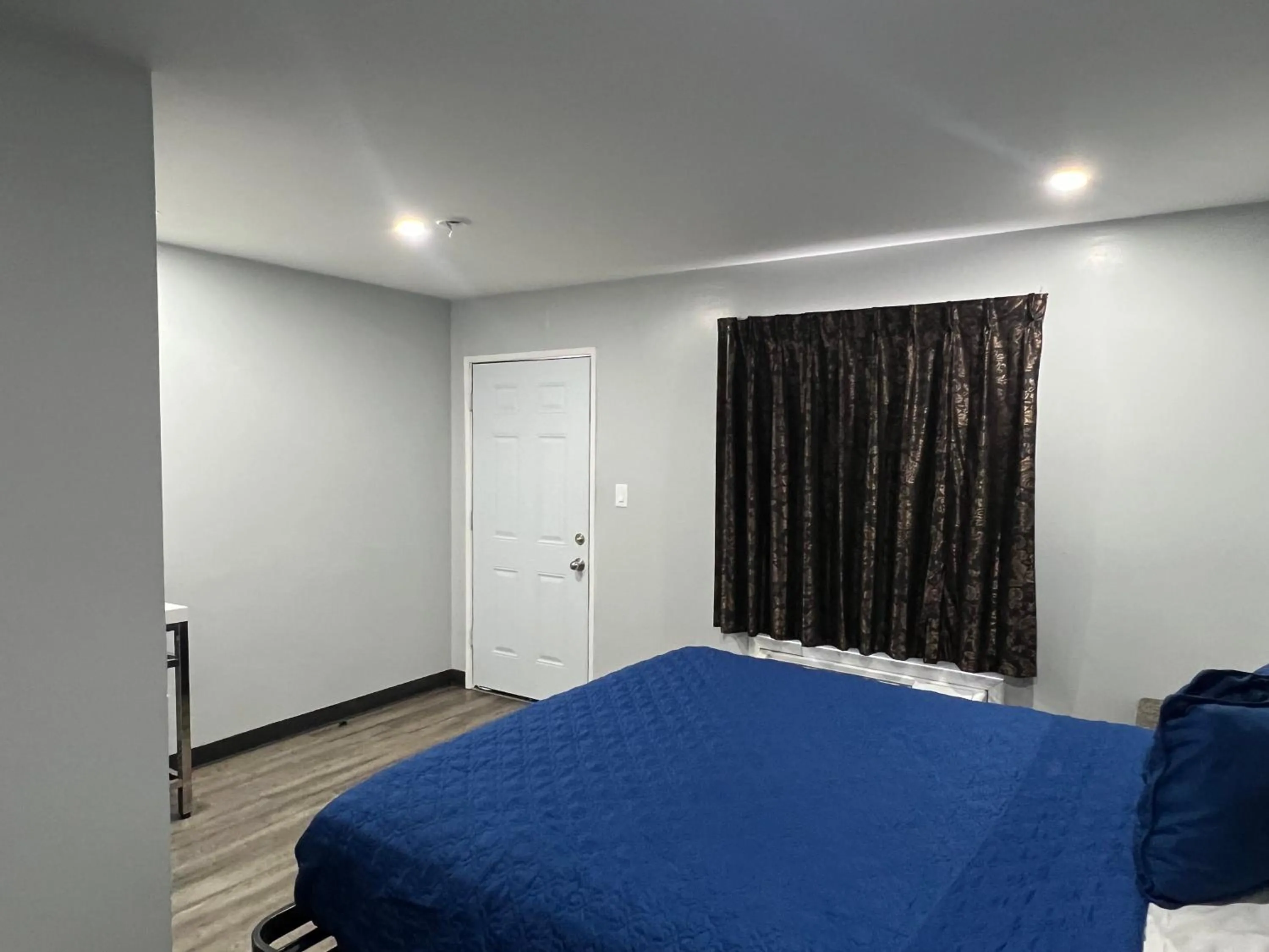 Photo of the whole room, Bed in Pine tree inn