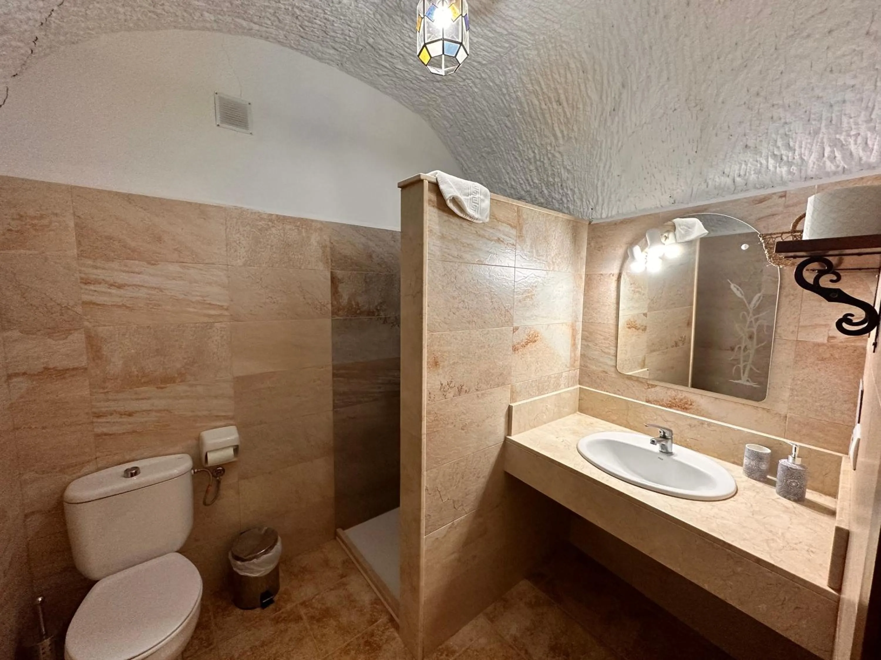 Shower in Cuevas La Granja