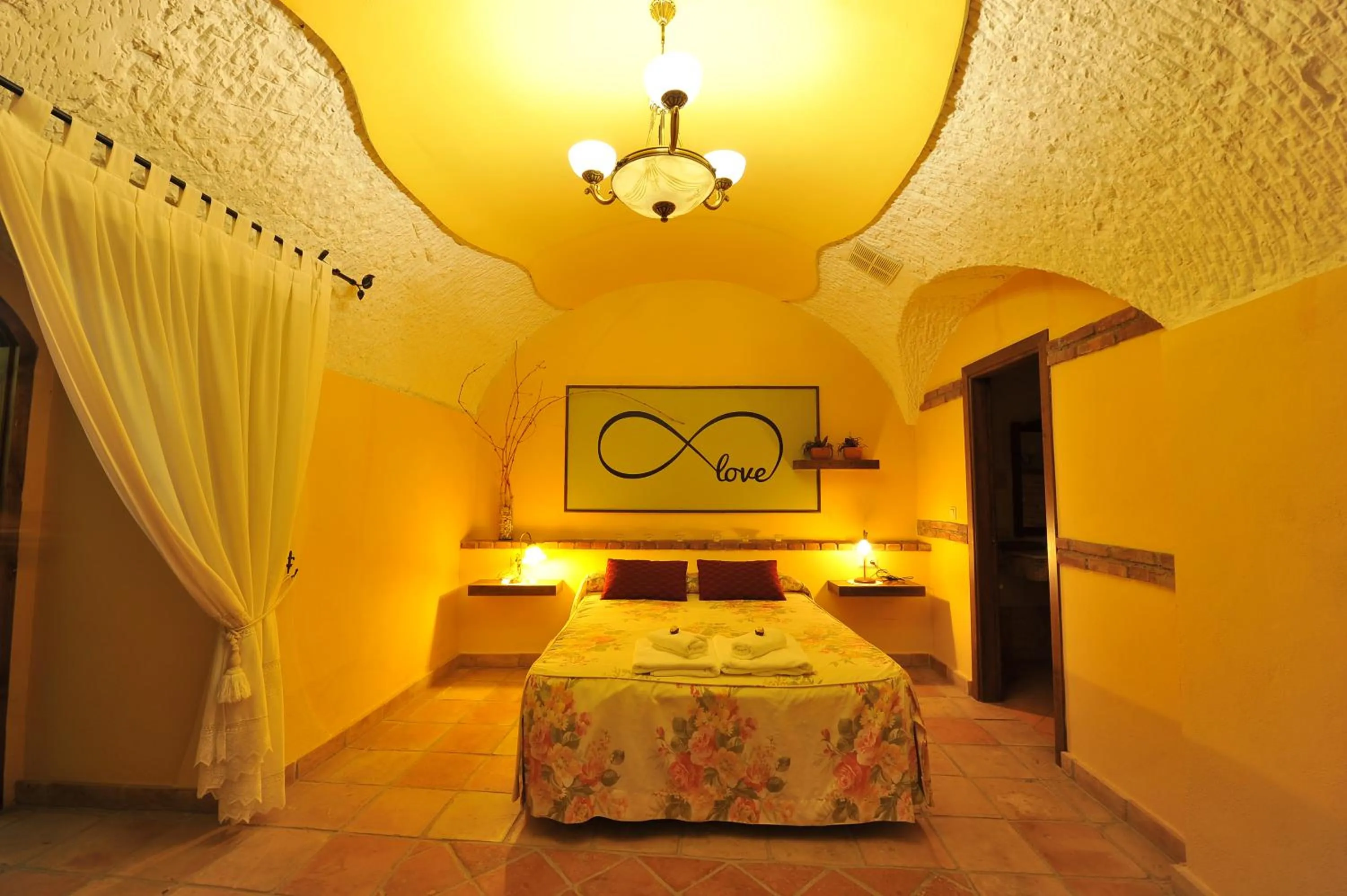 Photo of the whole room, Bed in Cuevas La Granja