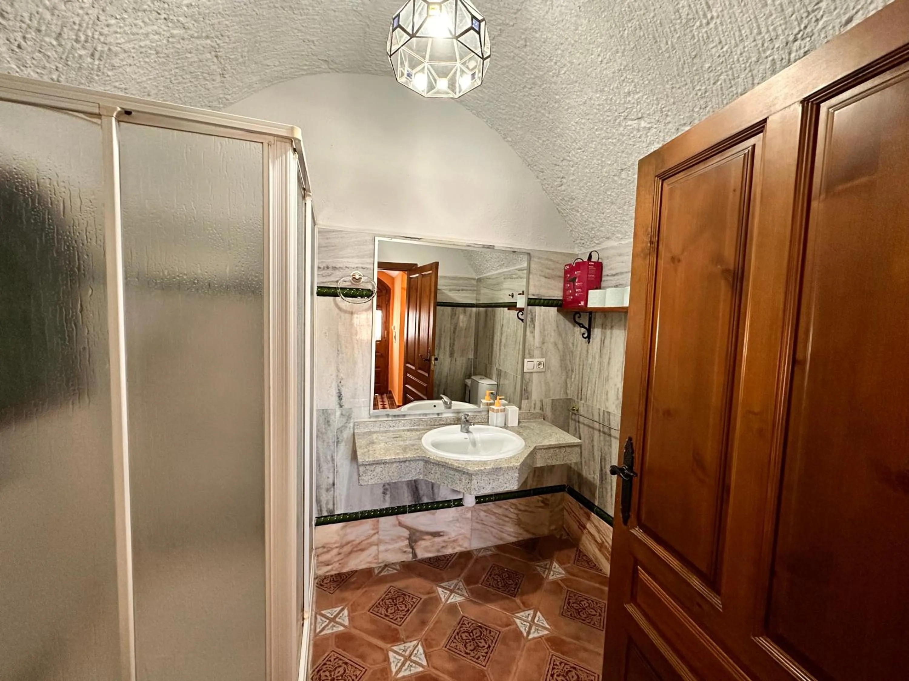 Shower in Cuevas La Granja