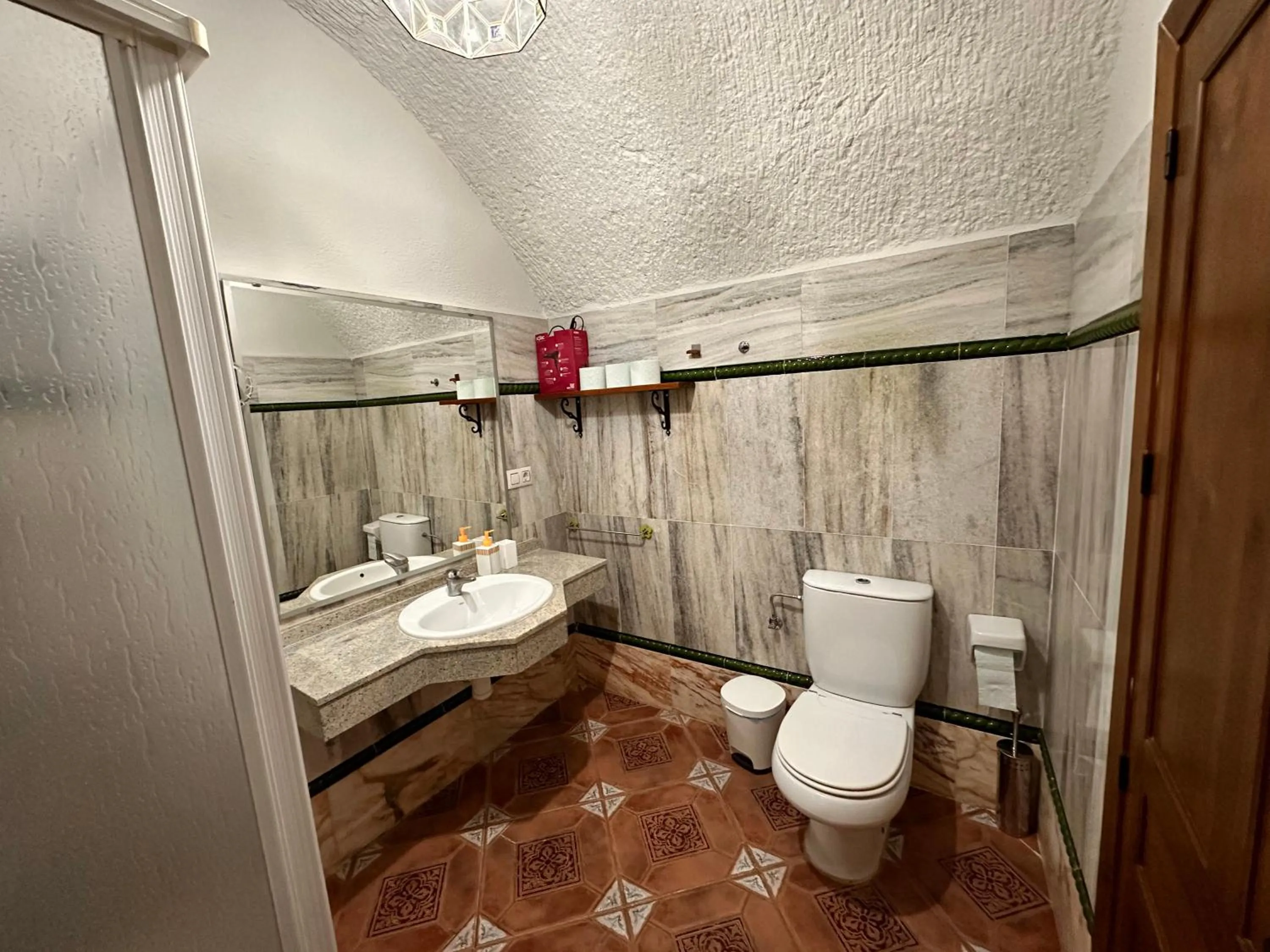 Shower in Cuevas La Granja