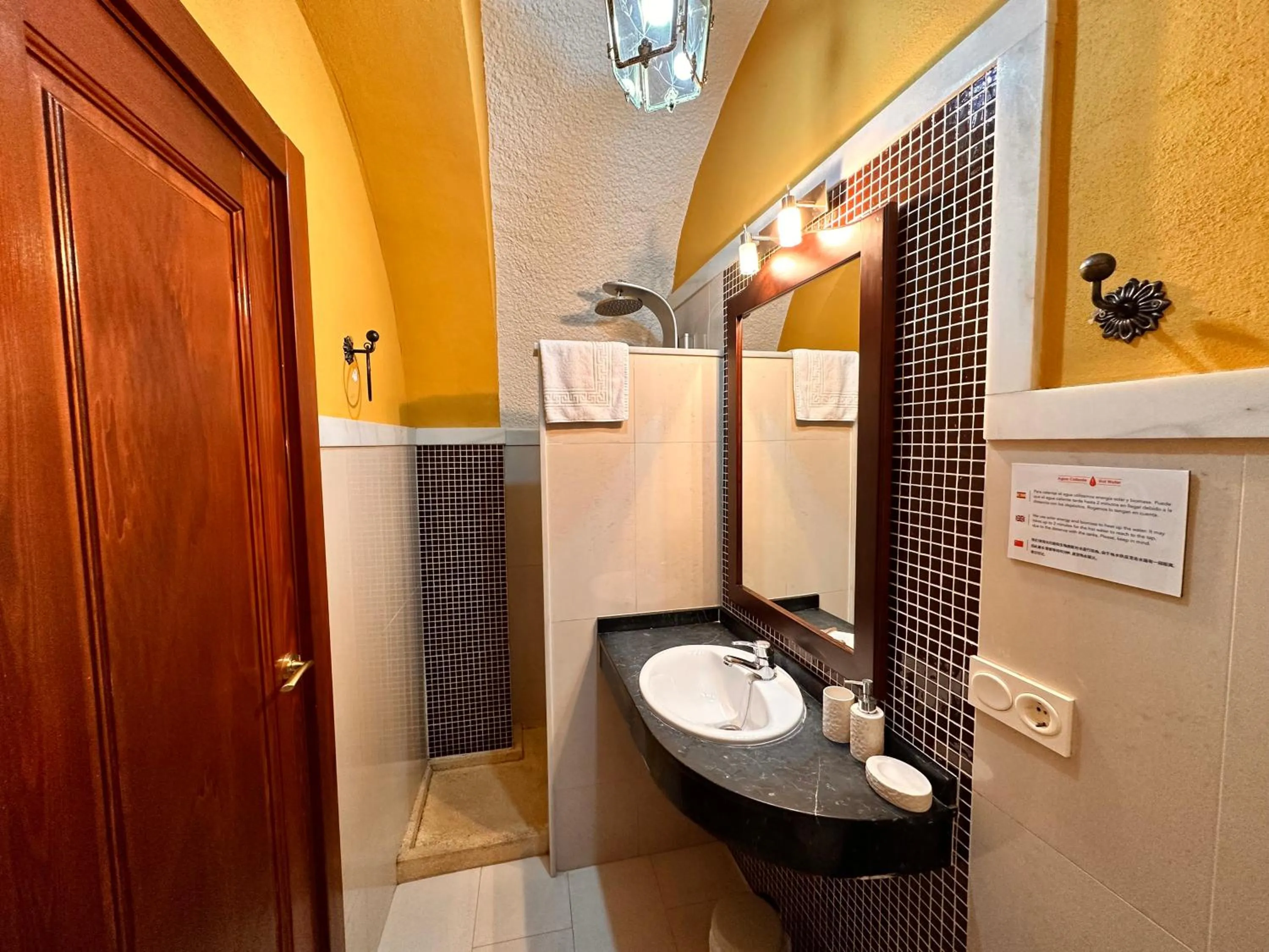 Shower in Cuevas La Granja