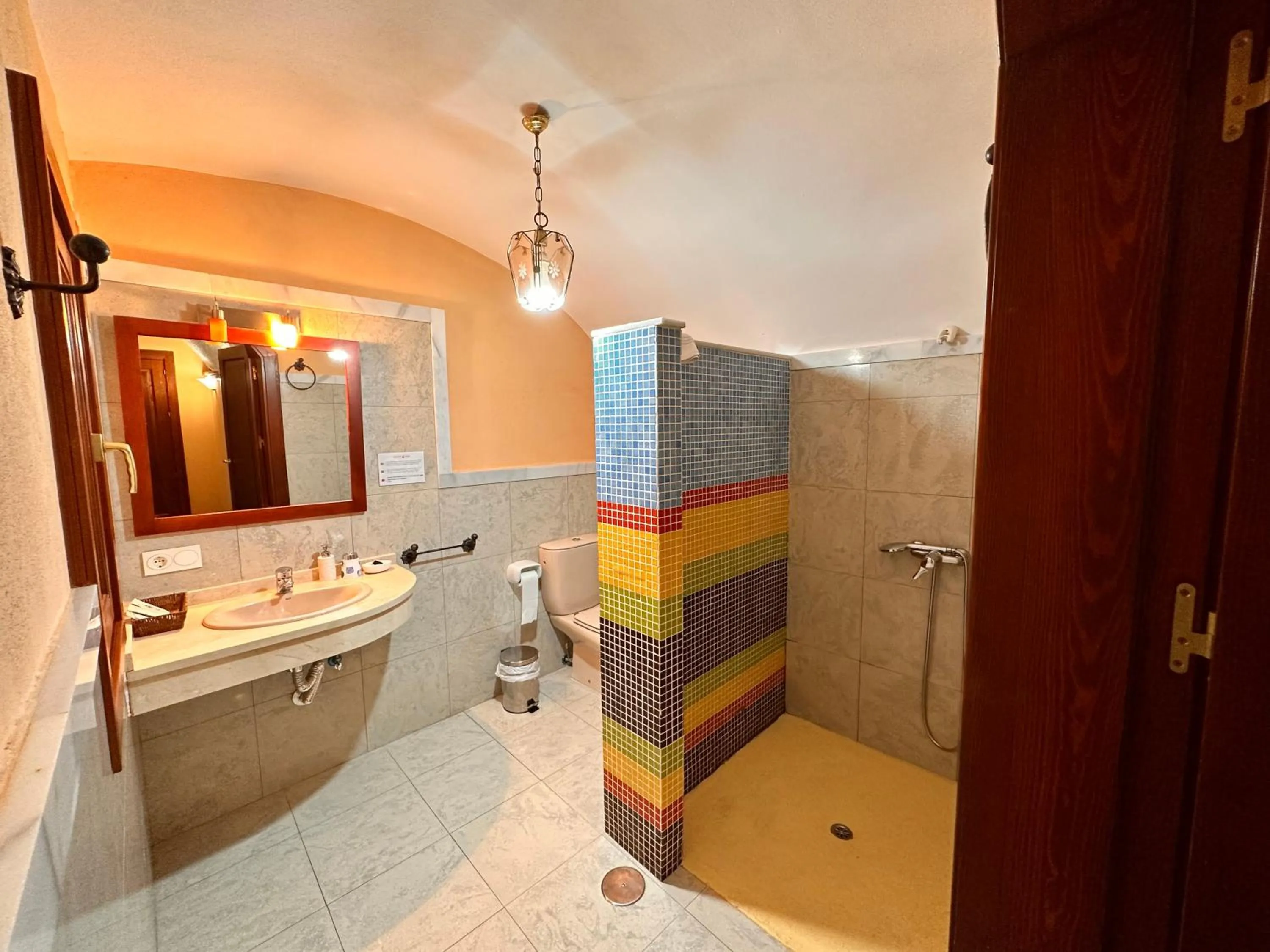 Shower in Cuevas La Granja