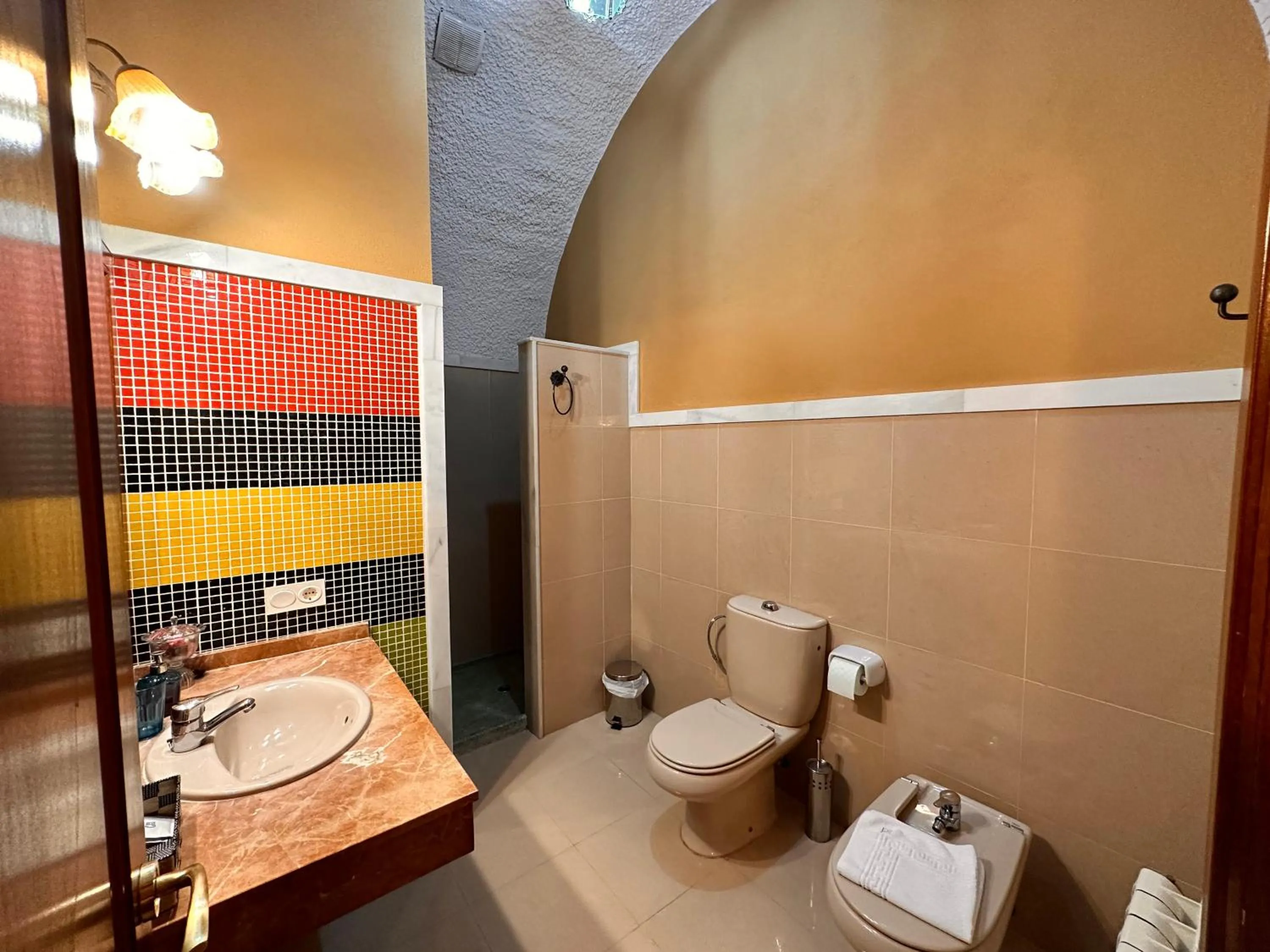 Shower in Cuevas La Granja