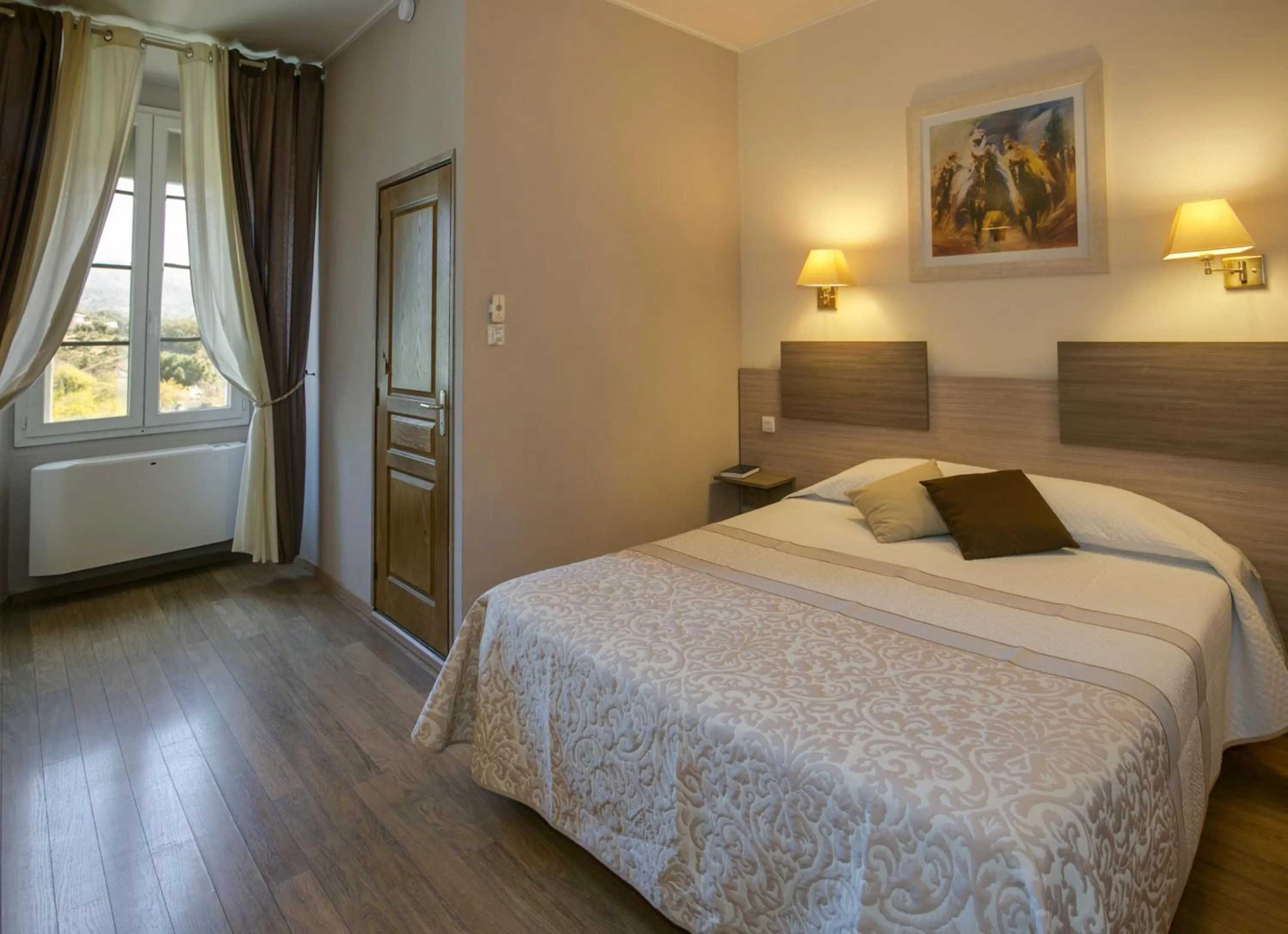 Large Double Room in Hôtel du Nord