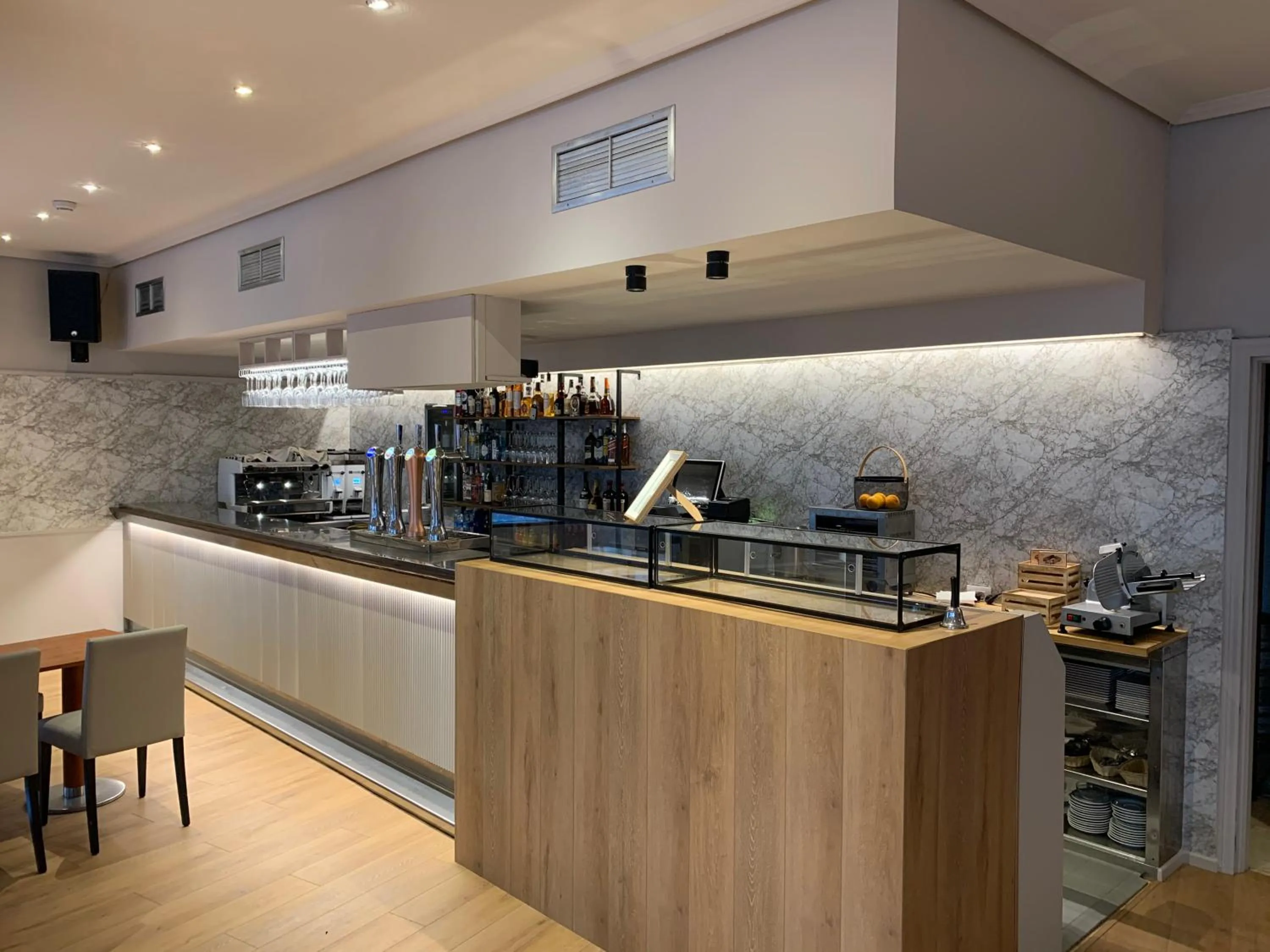 Lounge or bar in Hotel Unzaga Plaza