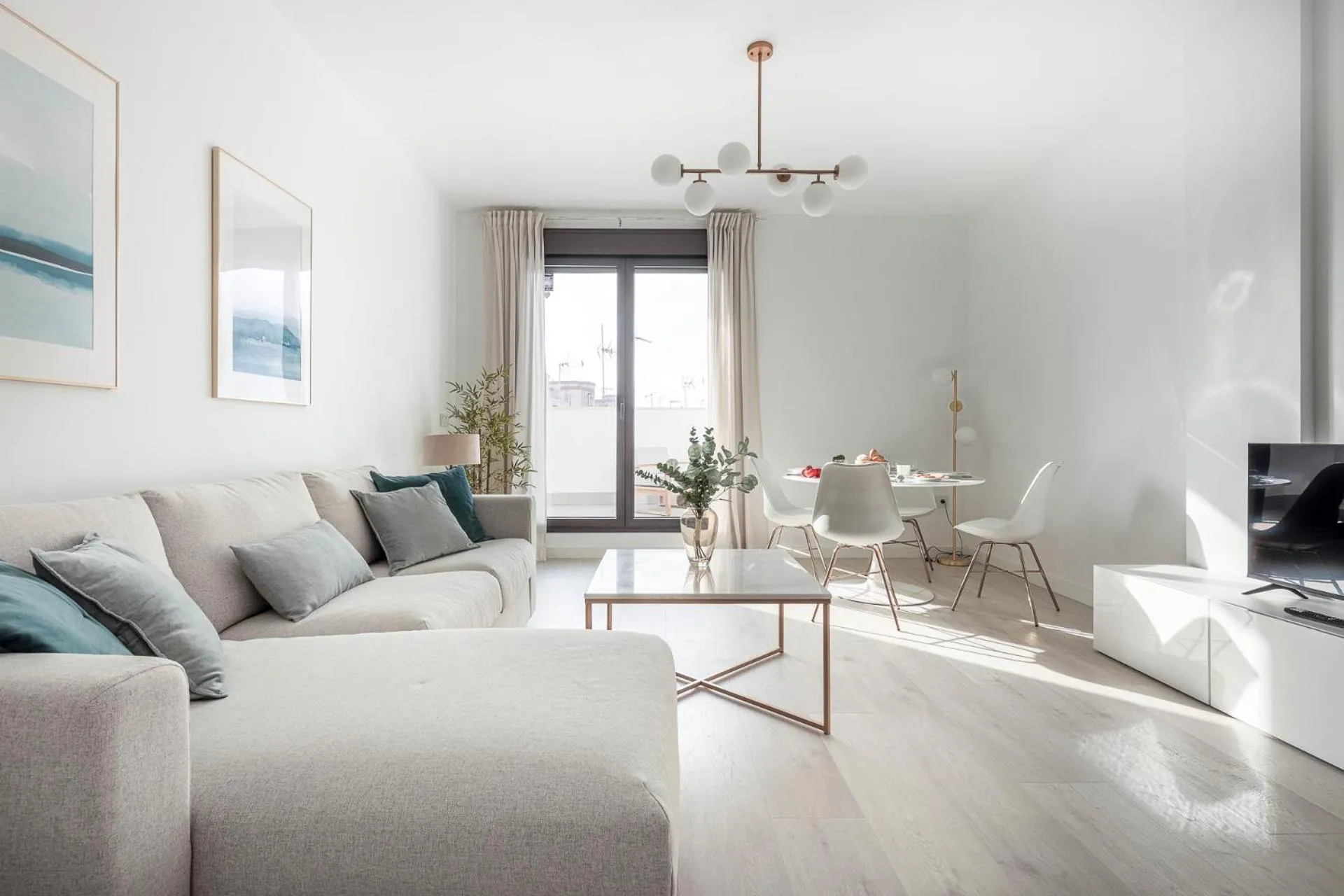 TV and multimedia in Uxama Sevilla Luxury Penthouse en Triana - Terraza y parking privados - piscina