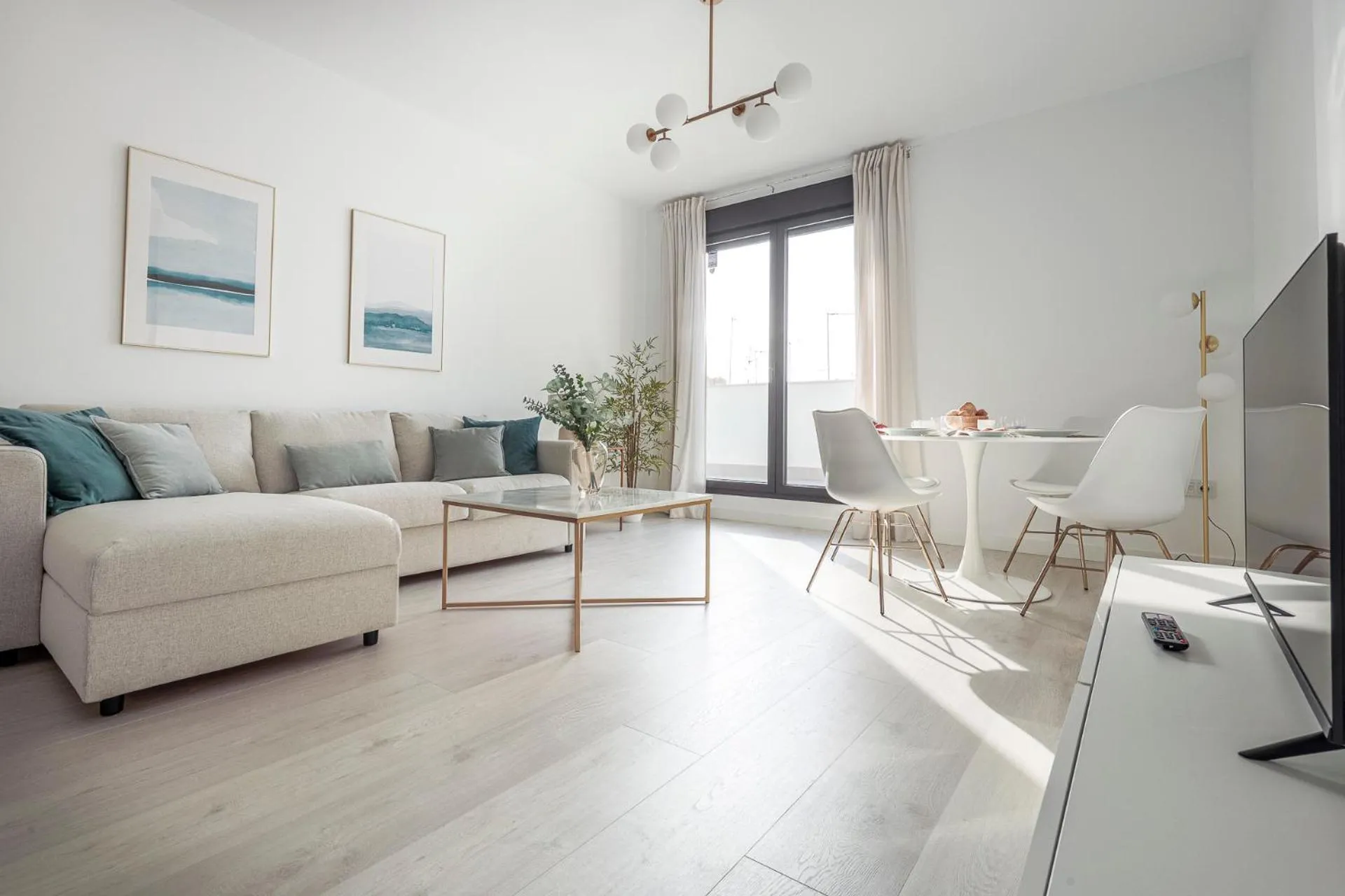 TV and multimedia in Uxama Sevilla Luxury Penthouse en Triana - Terraza y parking privados - piscina