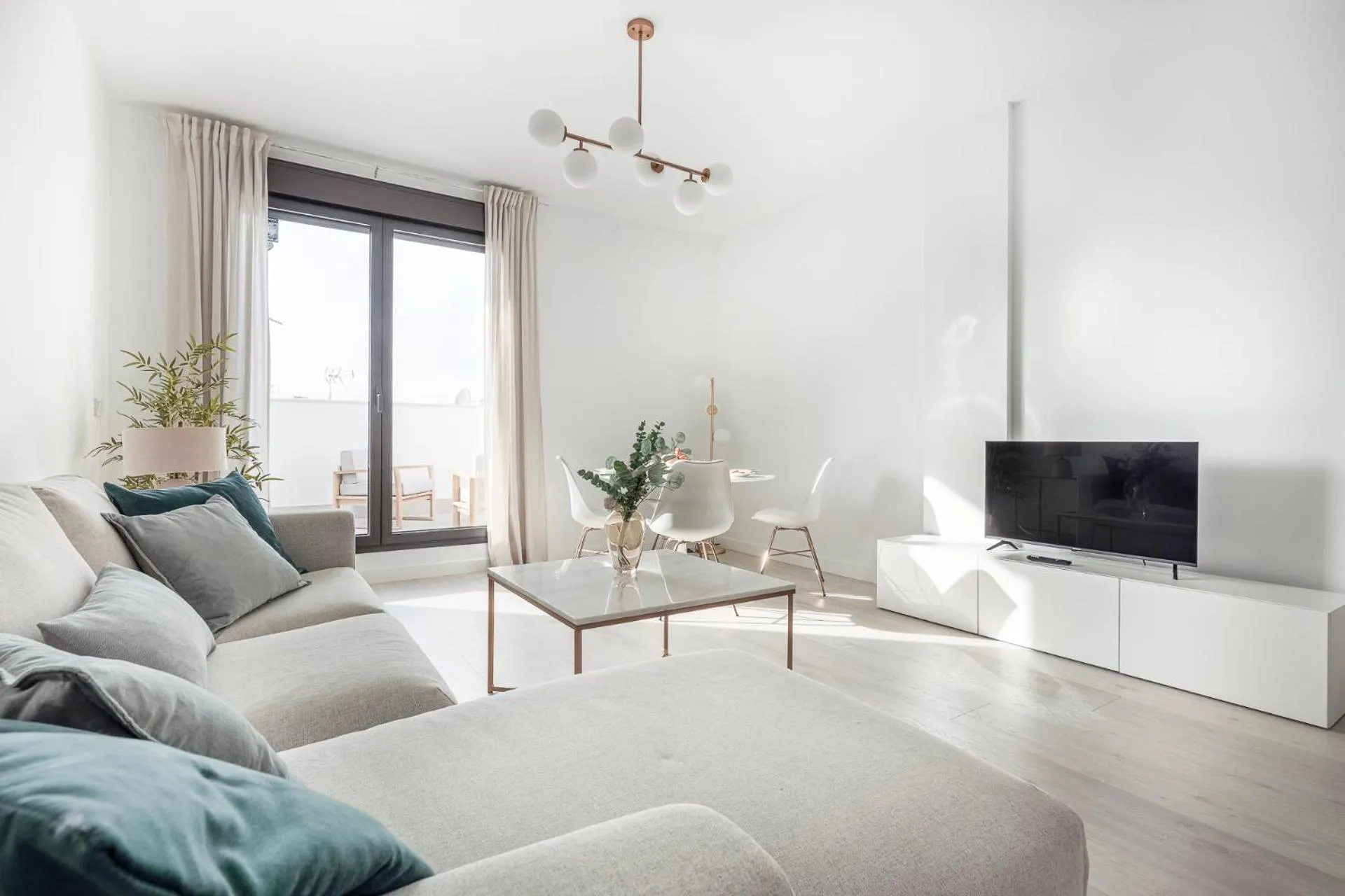 TV and multimedia in Uxama Sevilla Luxury Penthouse en Triana - Terraza y parking privados - piscina