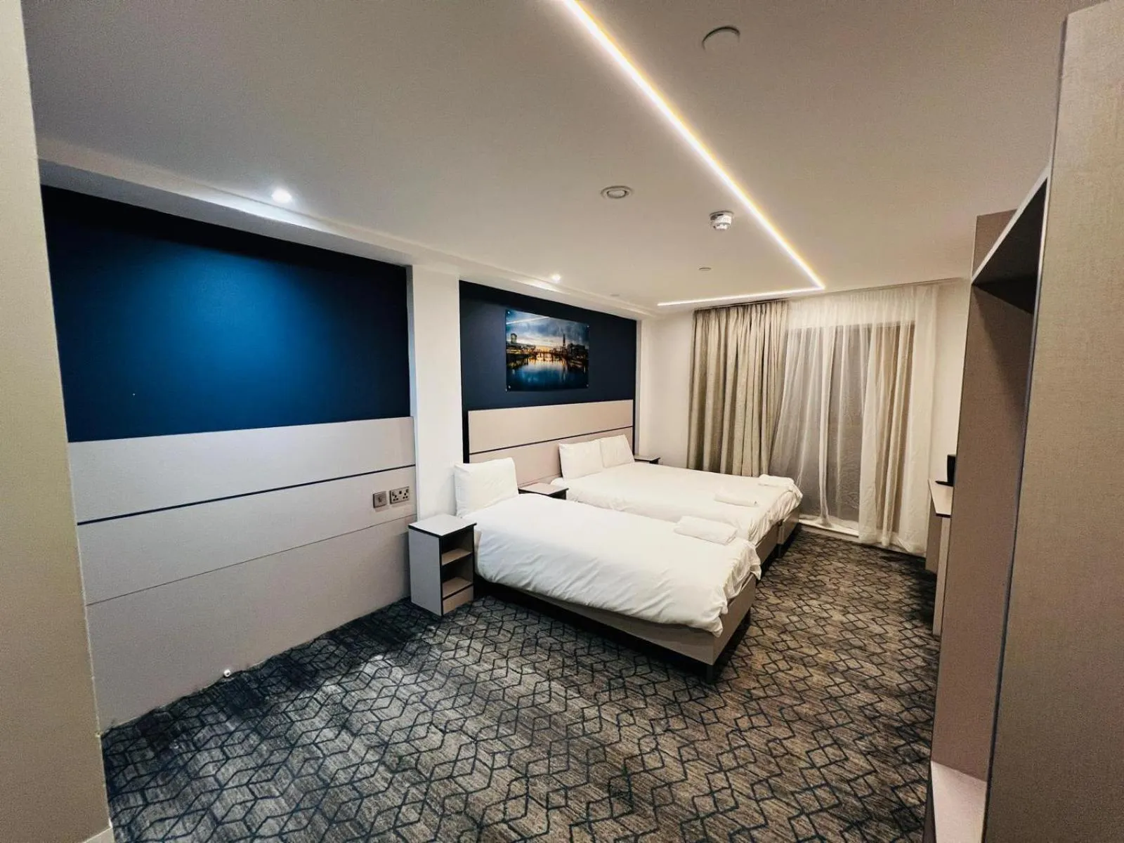 Bedroom, Bed in Ilford Grand Hotel