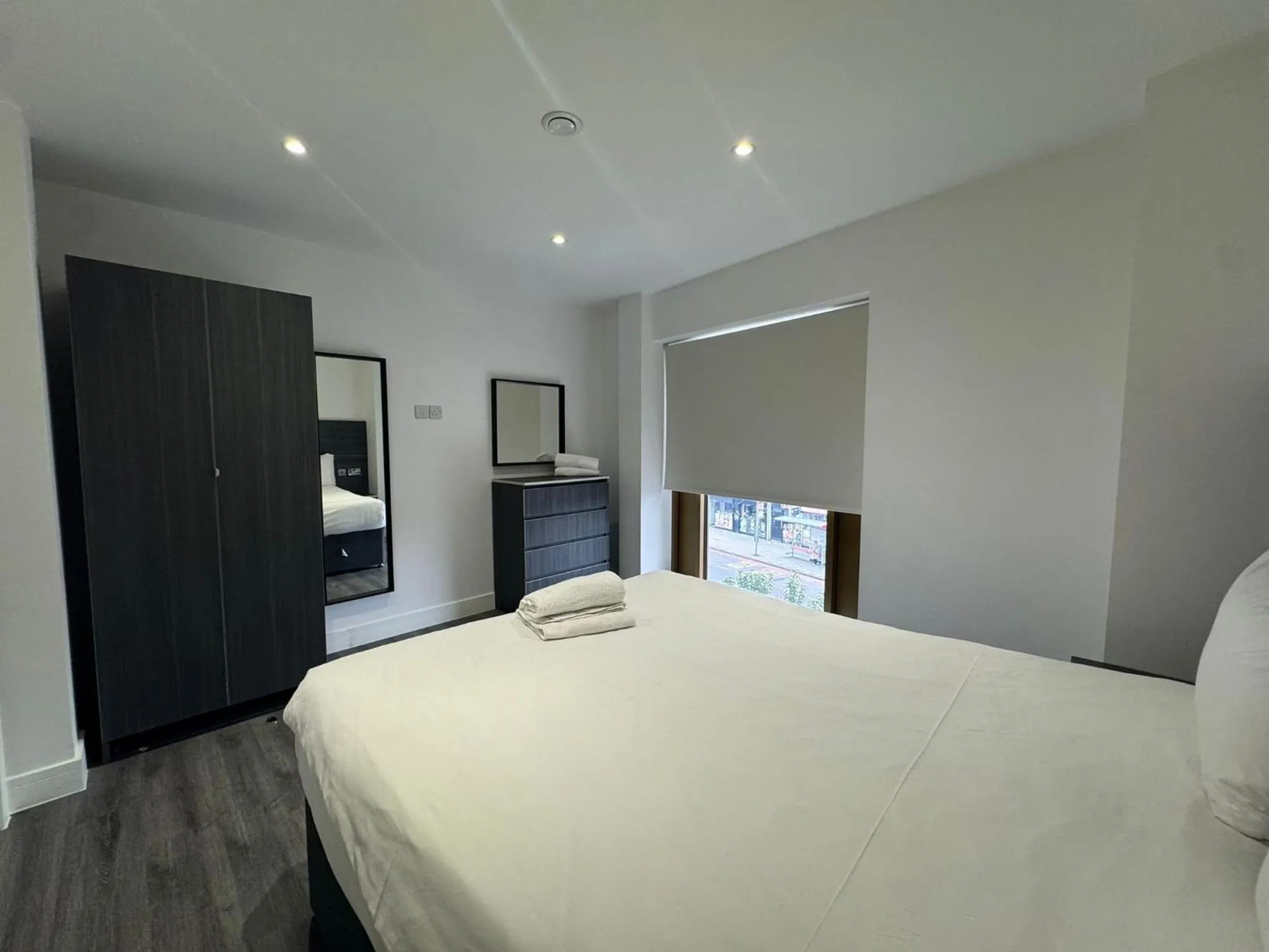 Bedroom, Bed in Ilford Grand Hotel