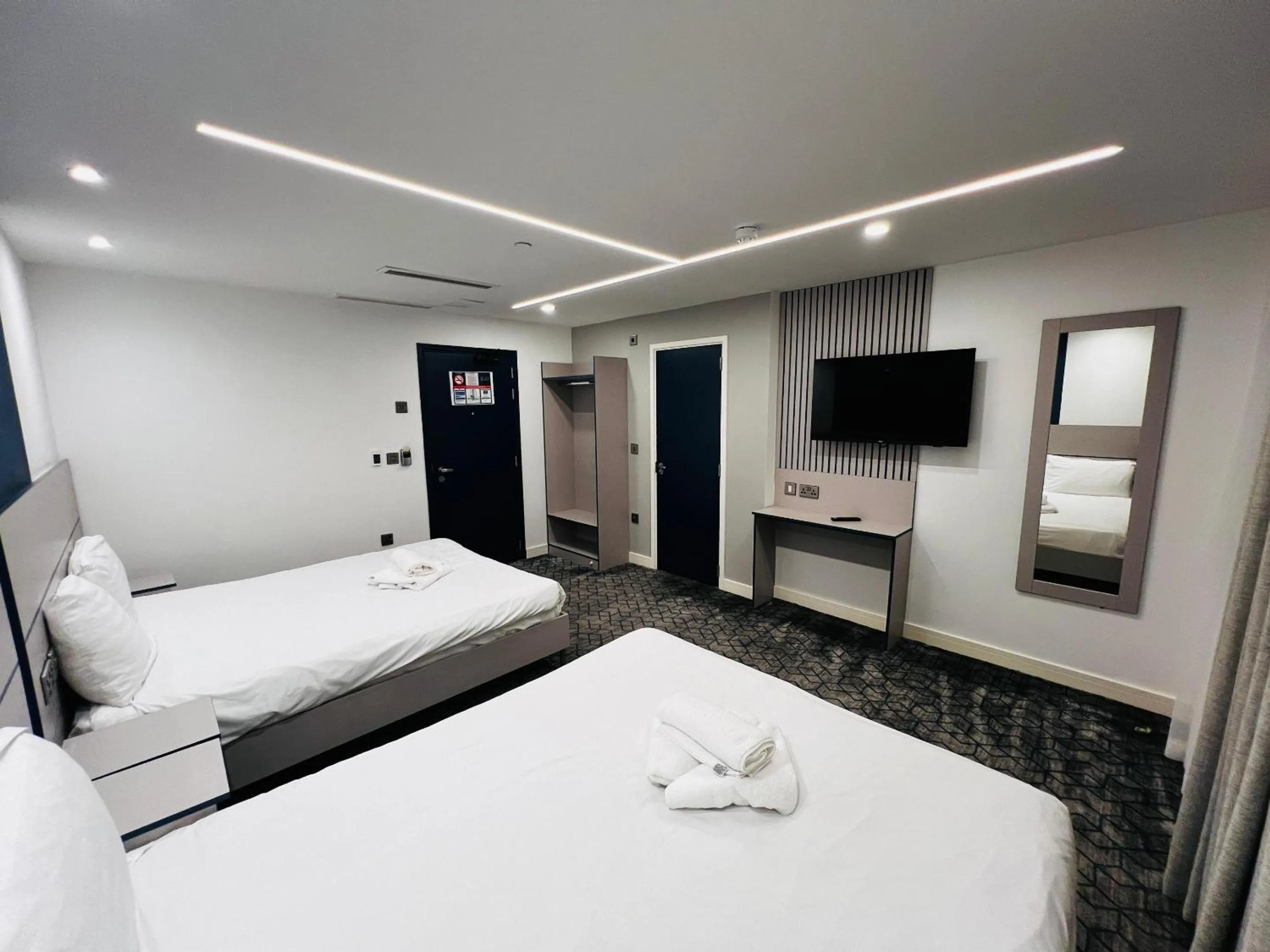 Bedroom, Bed in Ilford Grand Hotel