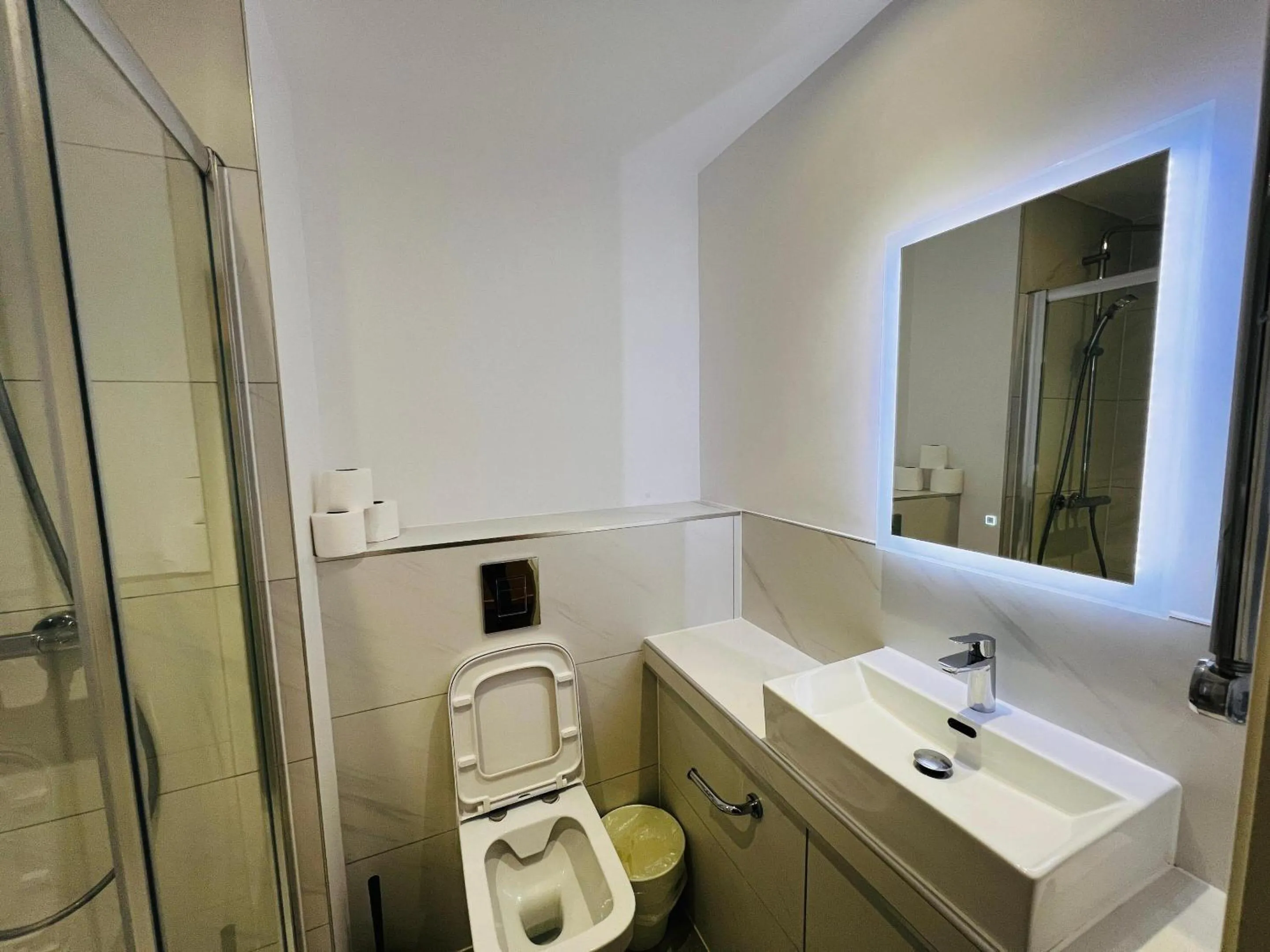 Bathroom in Ilford Grand Hotel