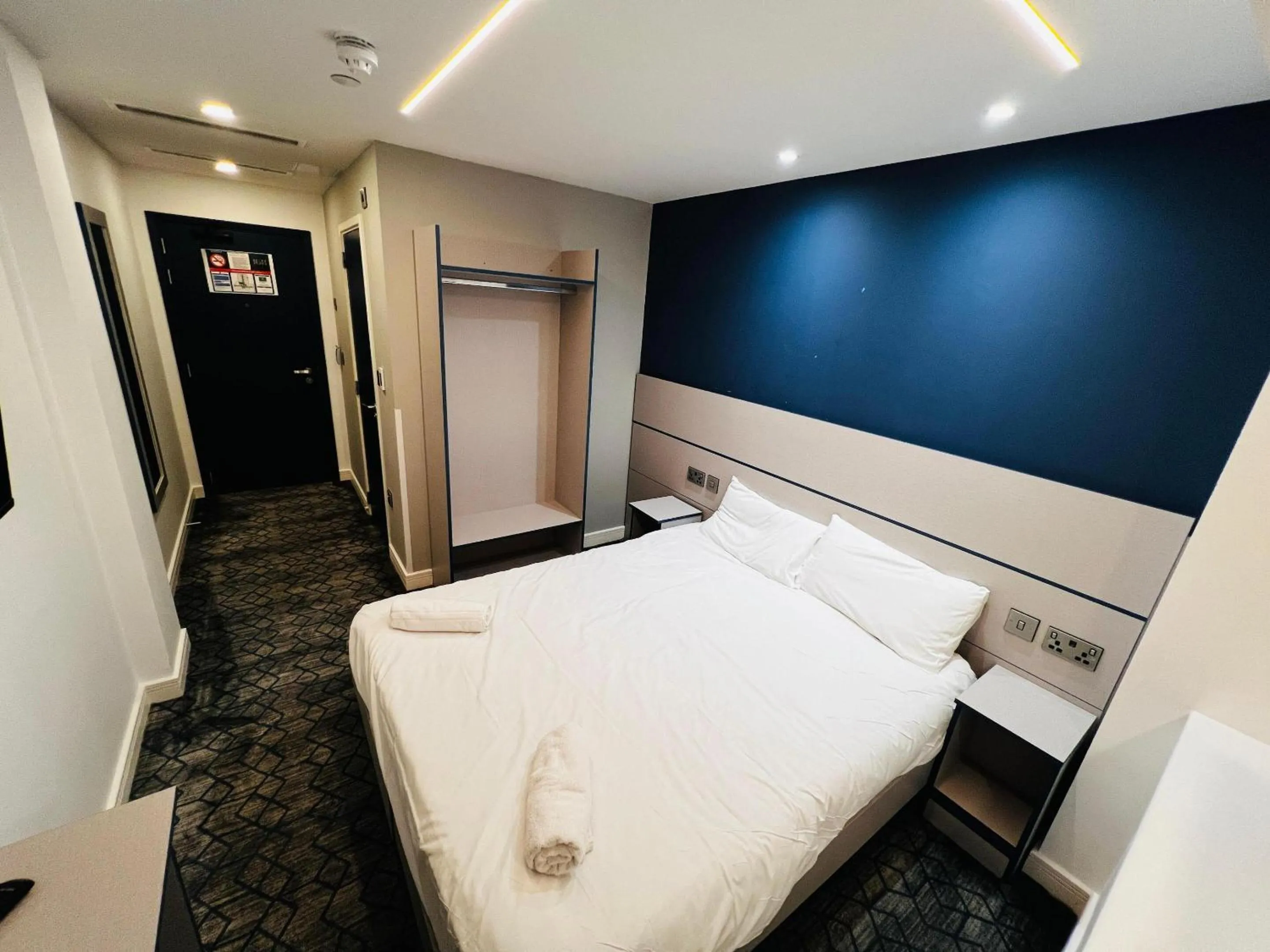 Bedroom, Bed in Ilford Grand Hotel