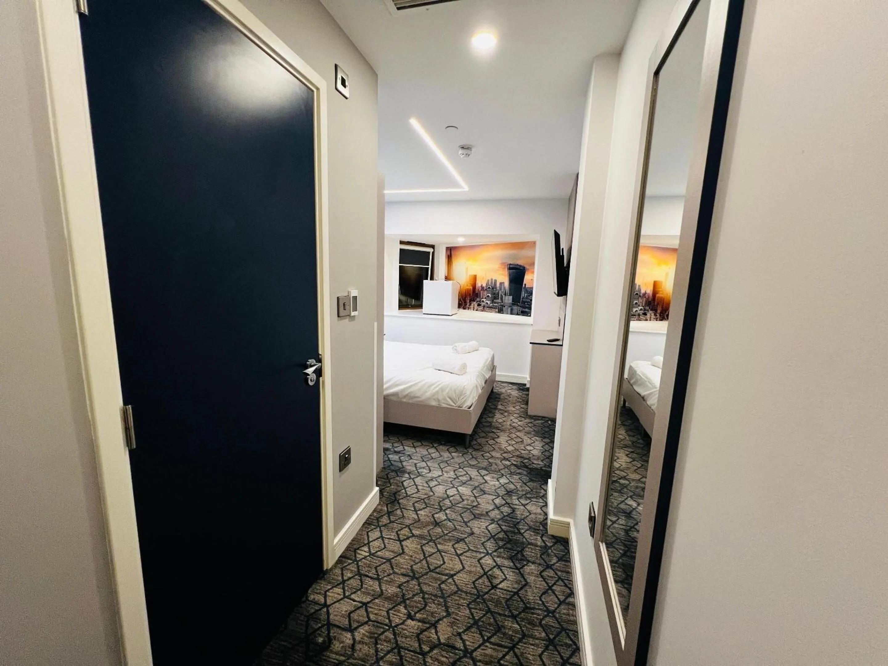 Bedroom, Bed in Ilford Grand Hotel