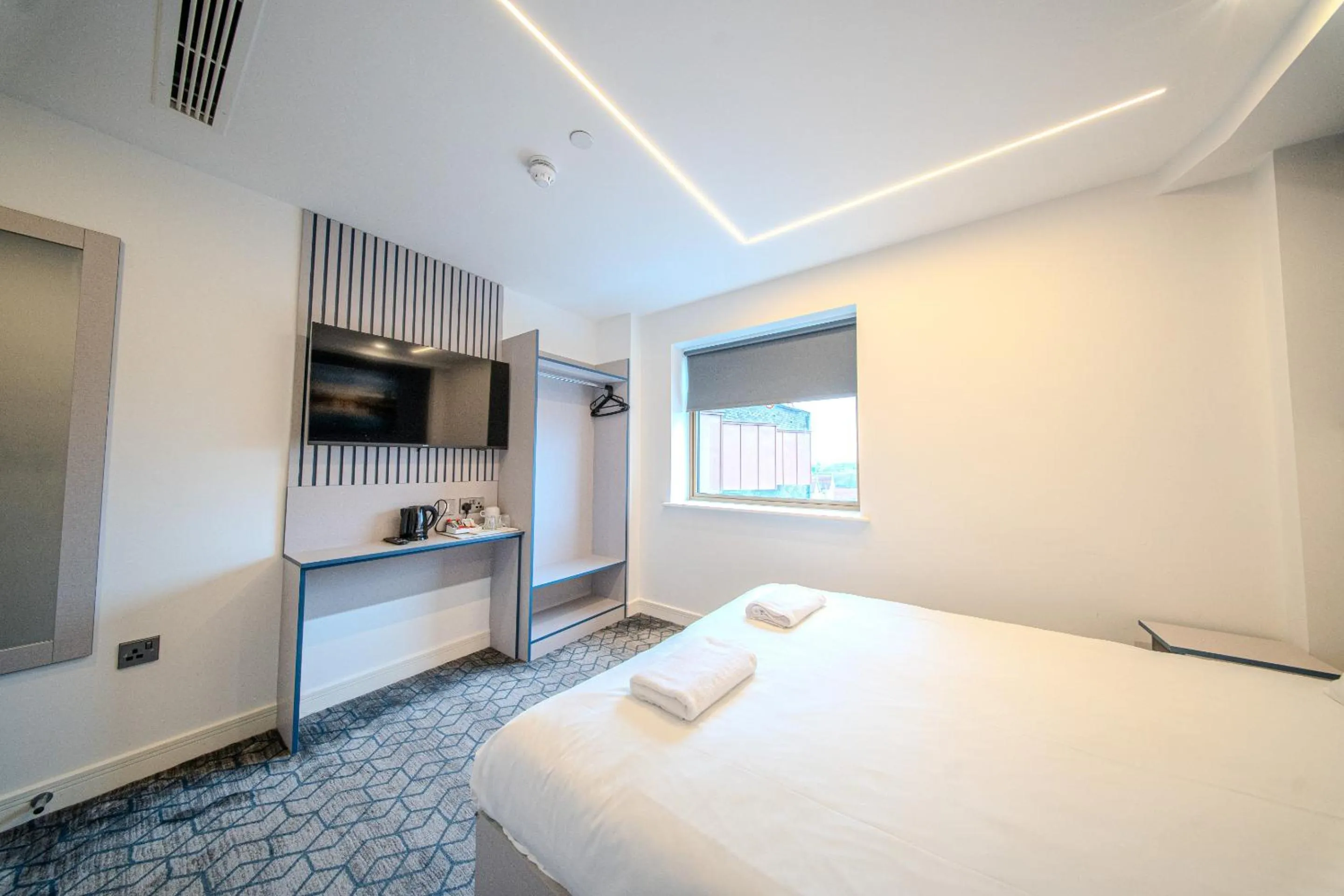 Bedroom, Bed in Ilford Grand Hotel