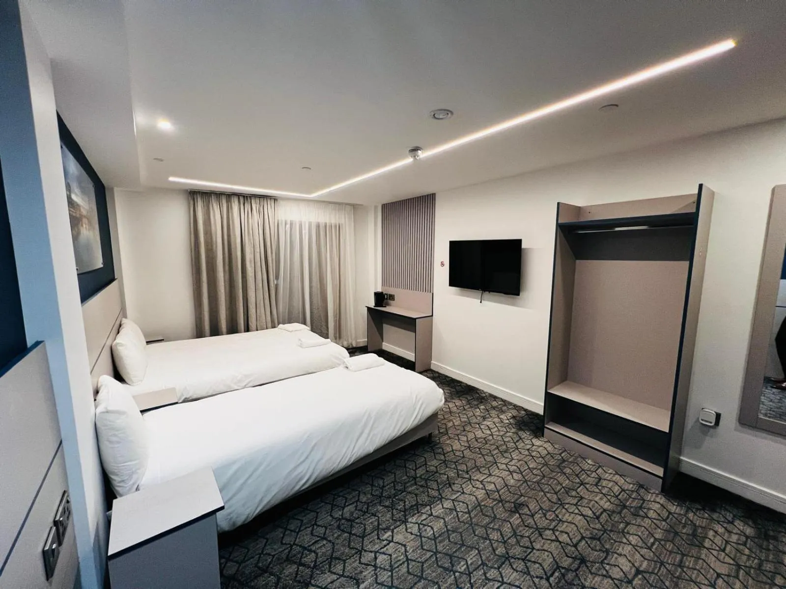 Bedroom, Bed in Ilford Grand Hotel