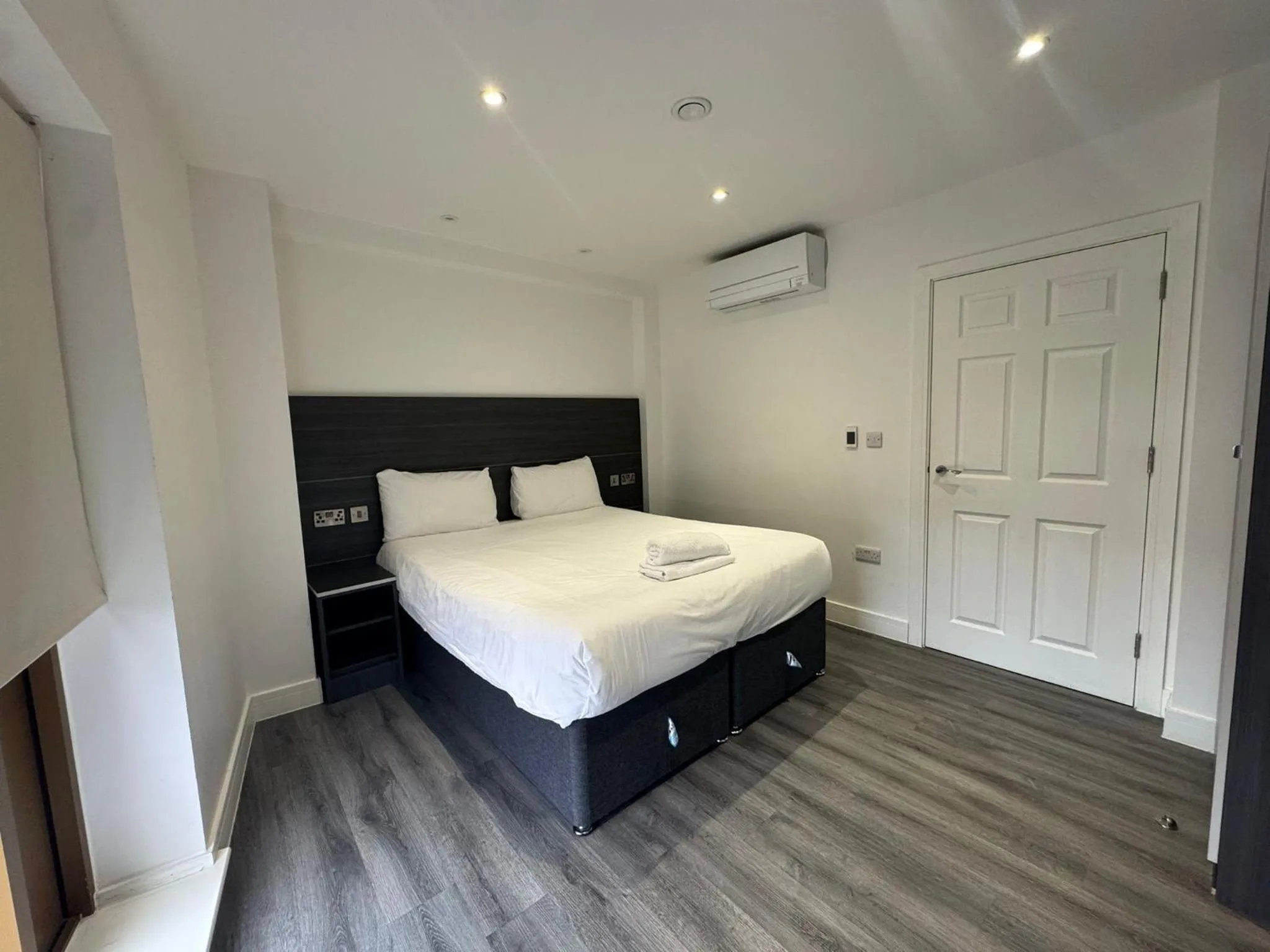 Bedroom, Bed in Ilford Grand Hotel