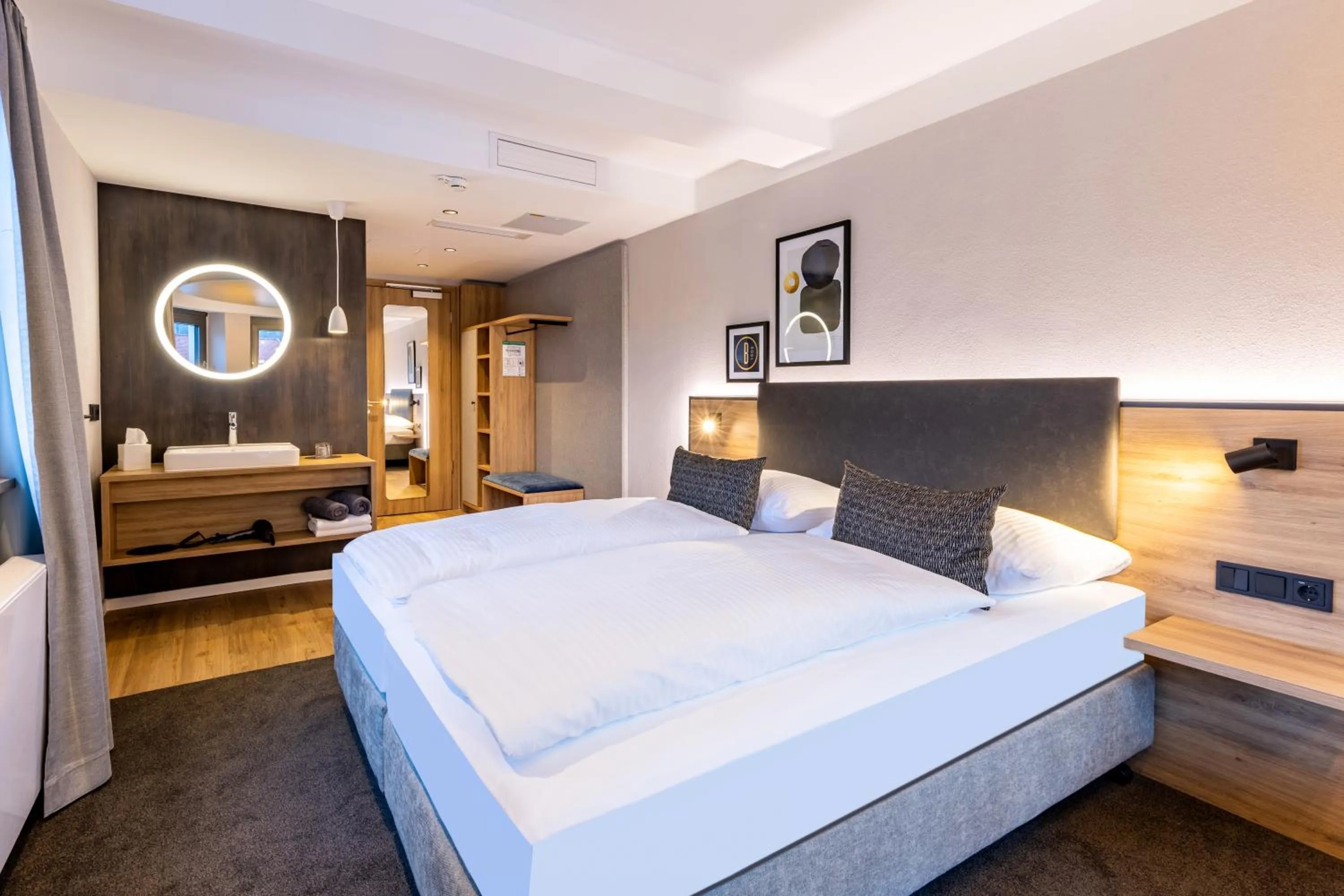 Photo of the whole room, Bed in BOLLWERK Lifestyle Hotel, automatisiertes Hotel mit Self Check In