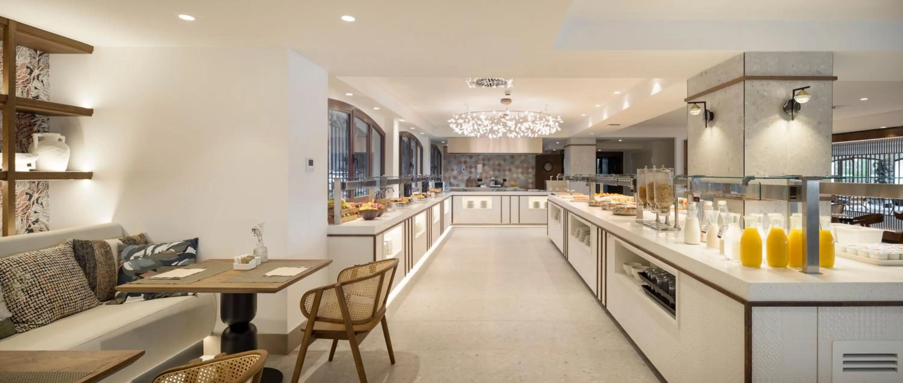 Restaurant/places to eat in Ilunion Caleta Park