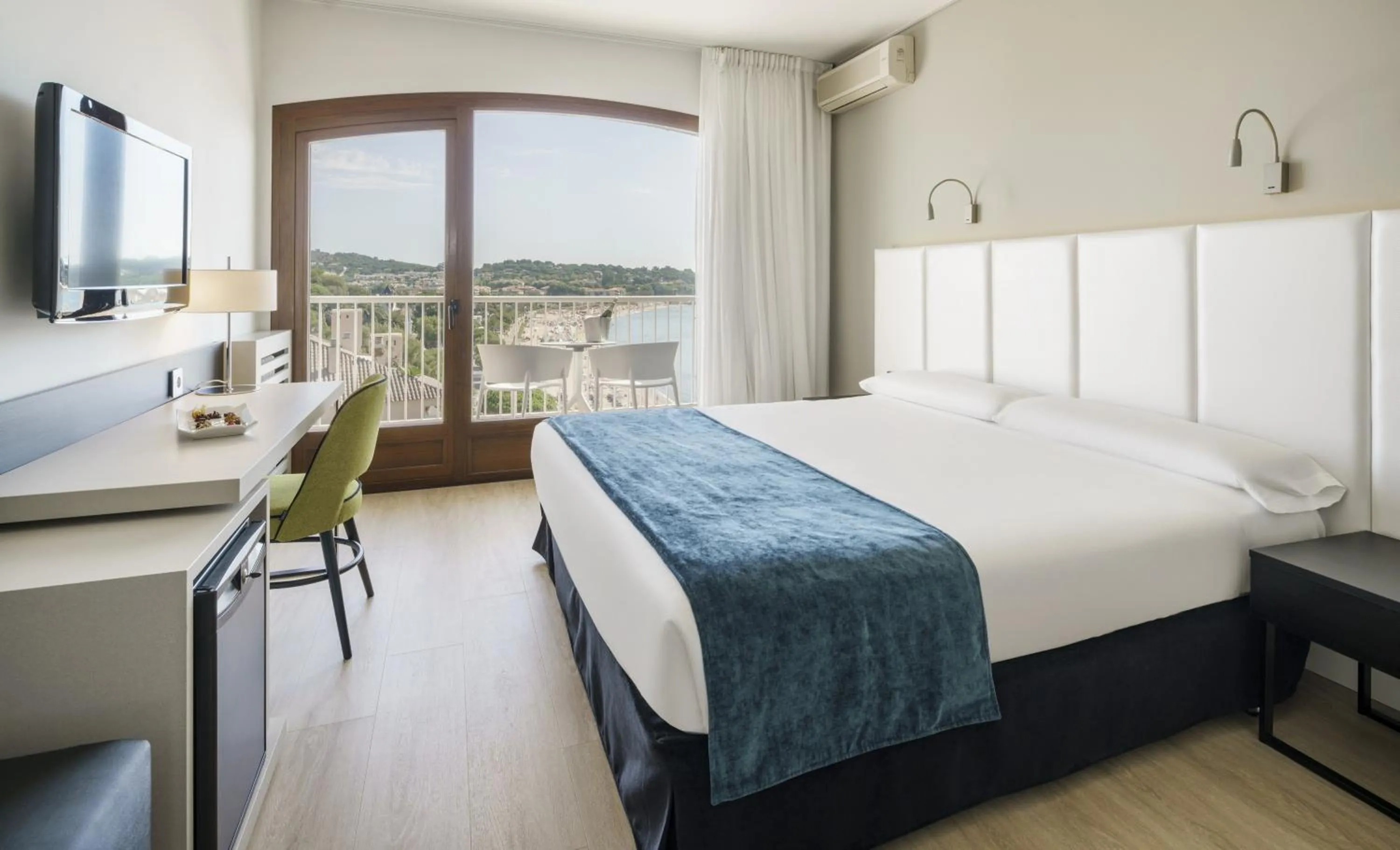 Photo of the whole room, Bed in Ilunion Caleta Park