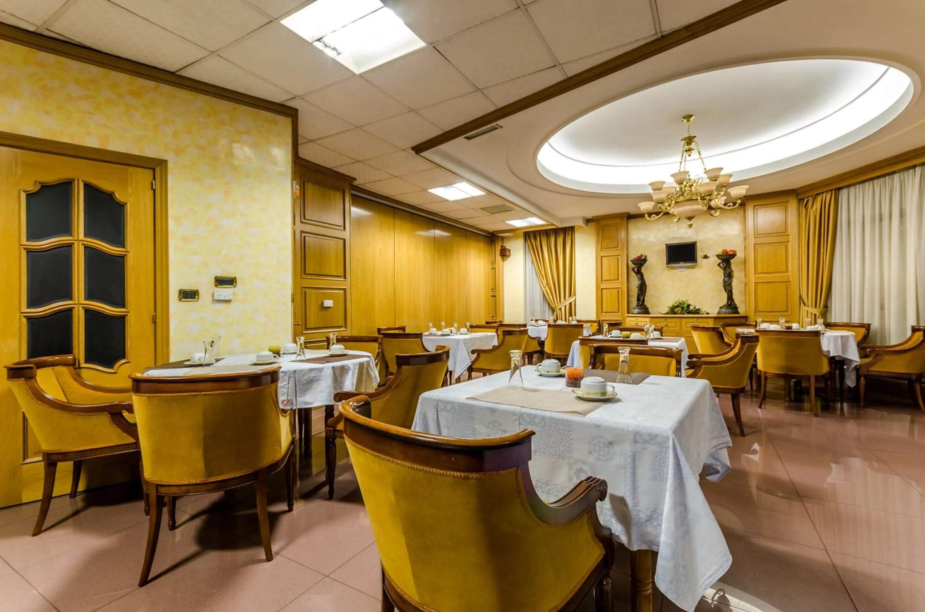 Restaurant/places to eat in Hotel Princess