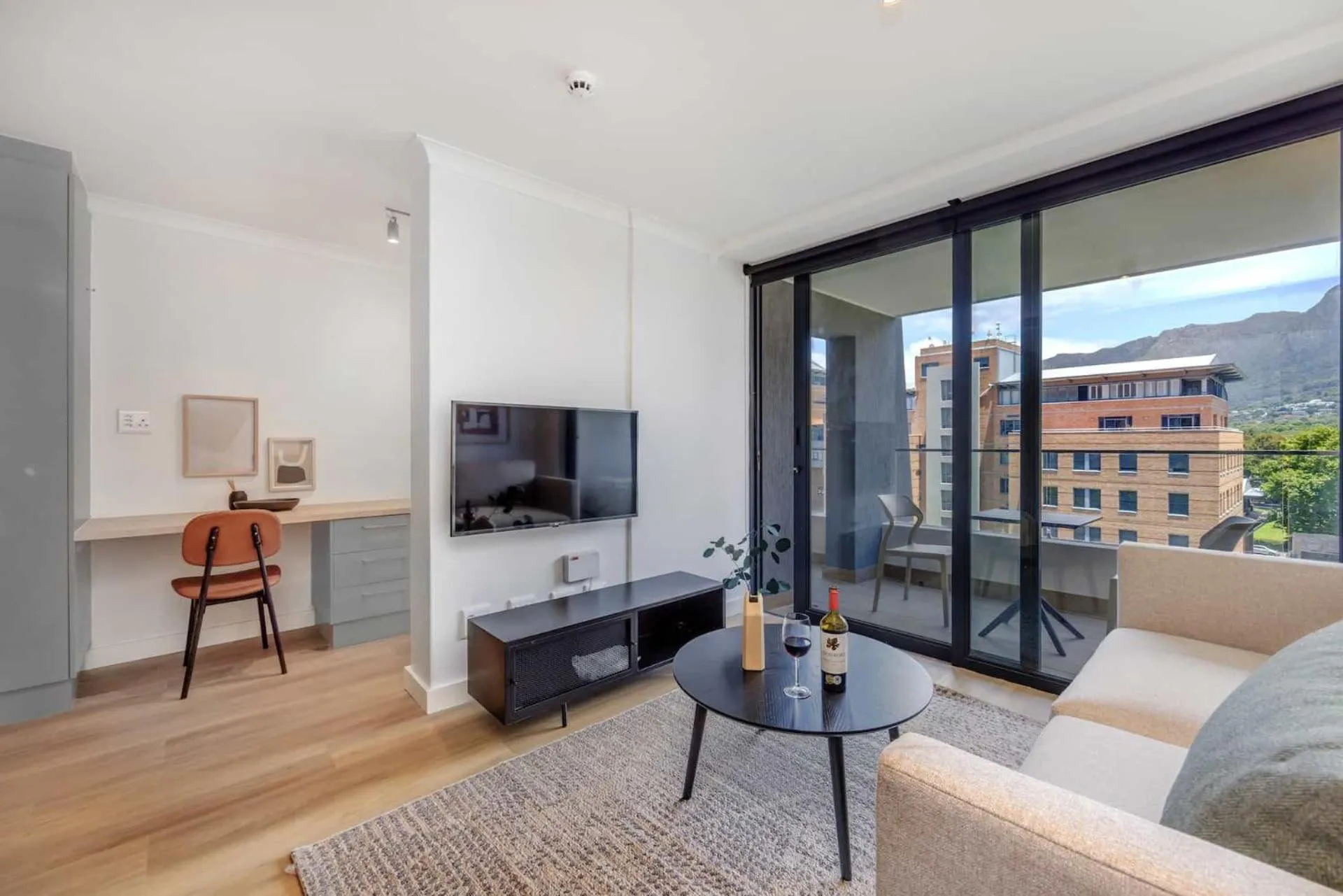 TV and multimedia in Newlands Peak Aparthotel by Totalstay