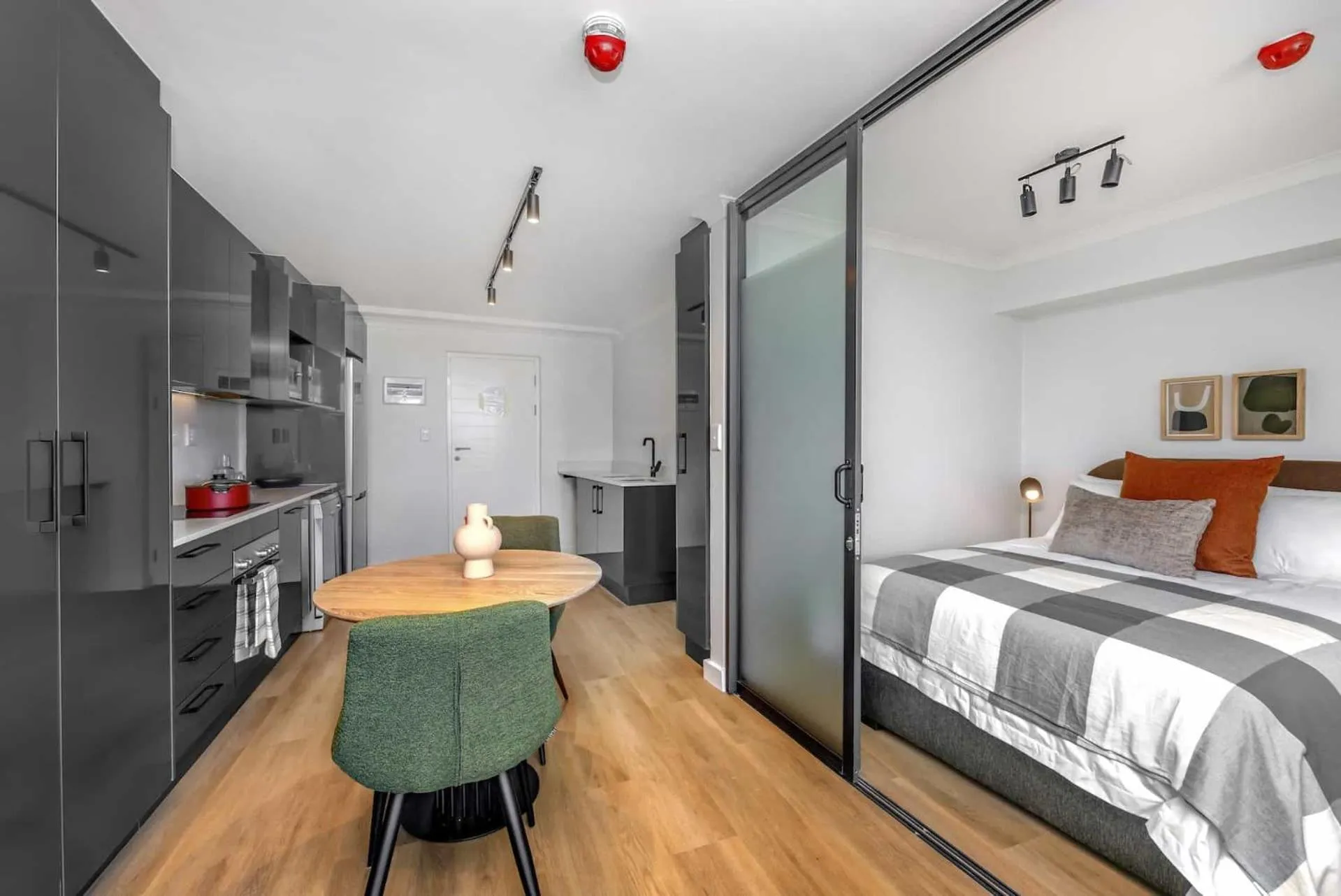 Kitchen or kitchenette in Newlands Peak Aparthotel by Totalstay