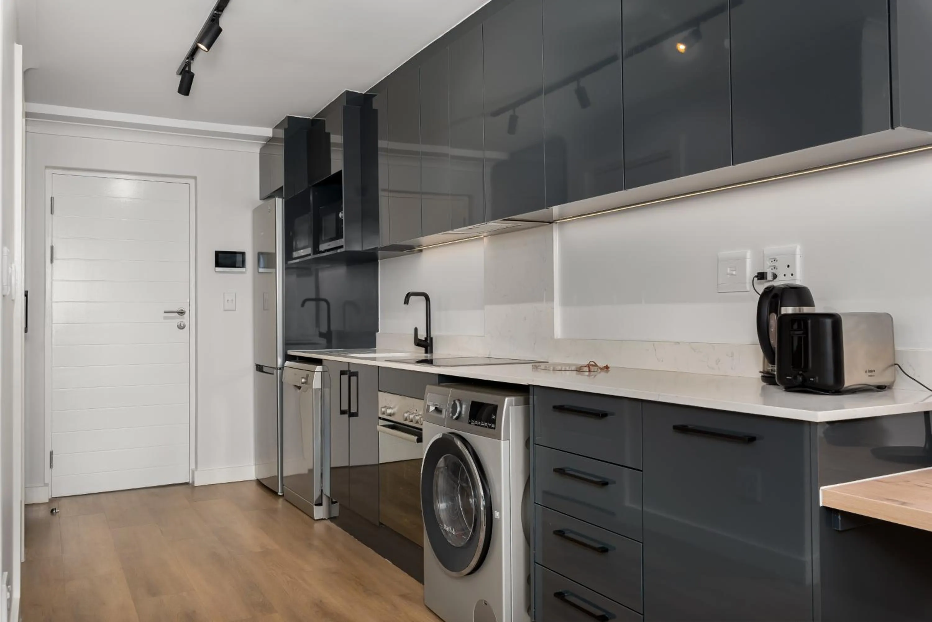 Kitchen or kitchenette in Newlands Peak Aparthotel by Totalstay