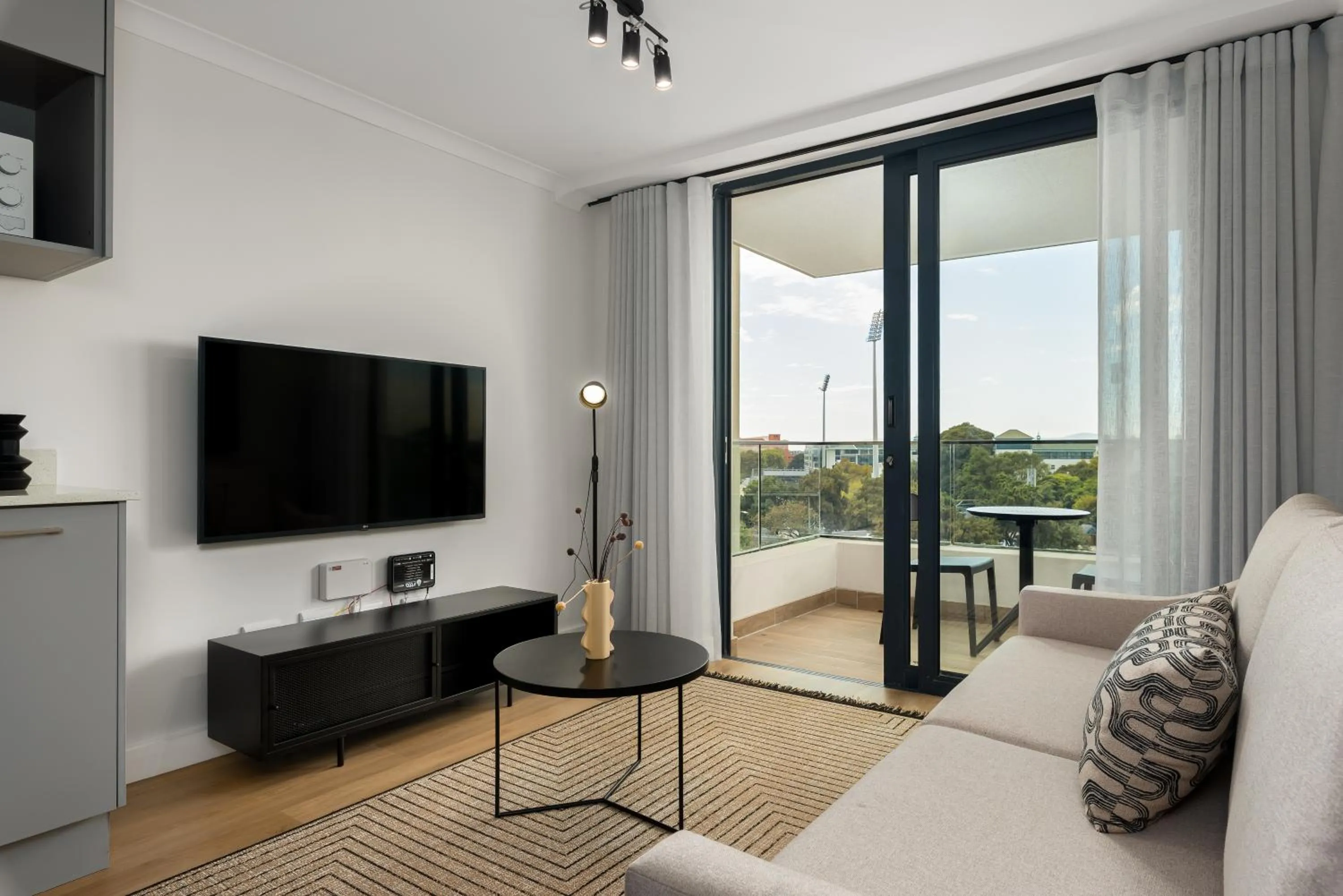 TV and multimedia in Newlands Peak Aparthotel by Totalstay