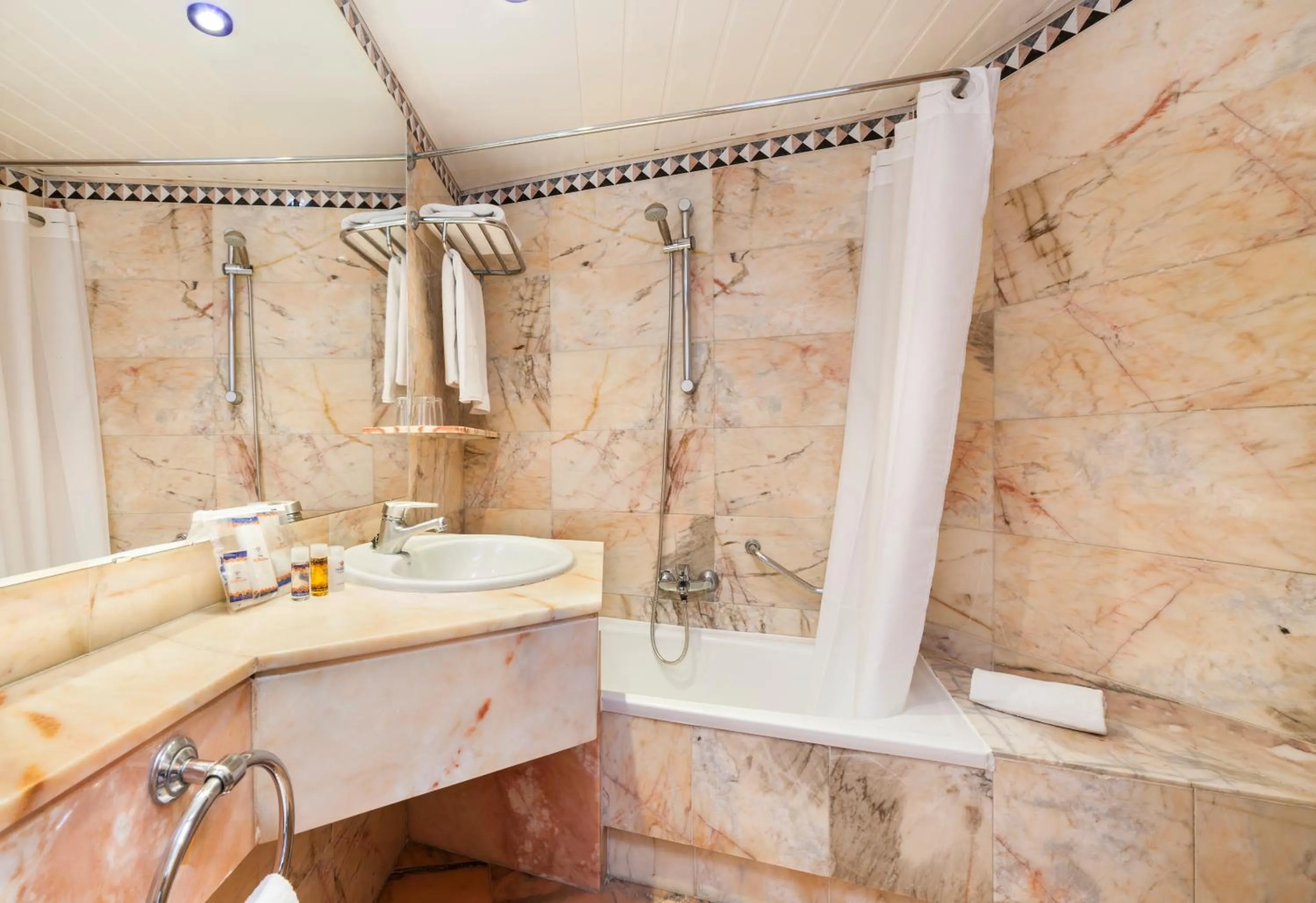 Bathroom in Globales Palmanova Palace