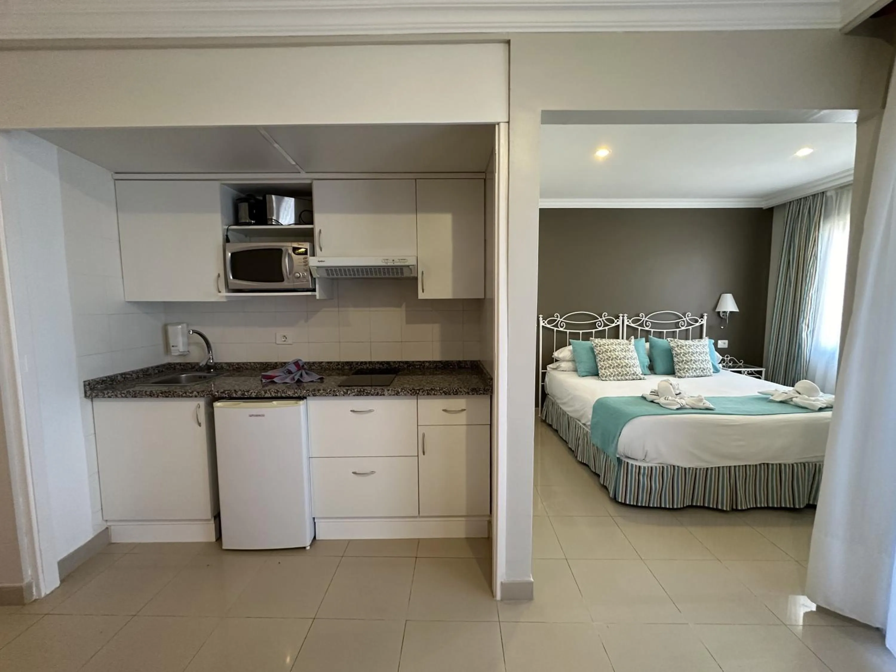 Kitchen or kitchenette, Bed in RF La Quinta Park Suites