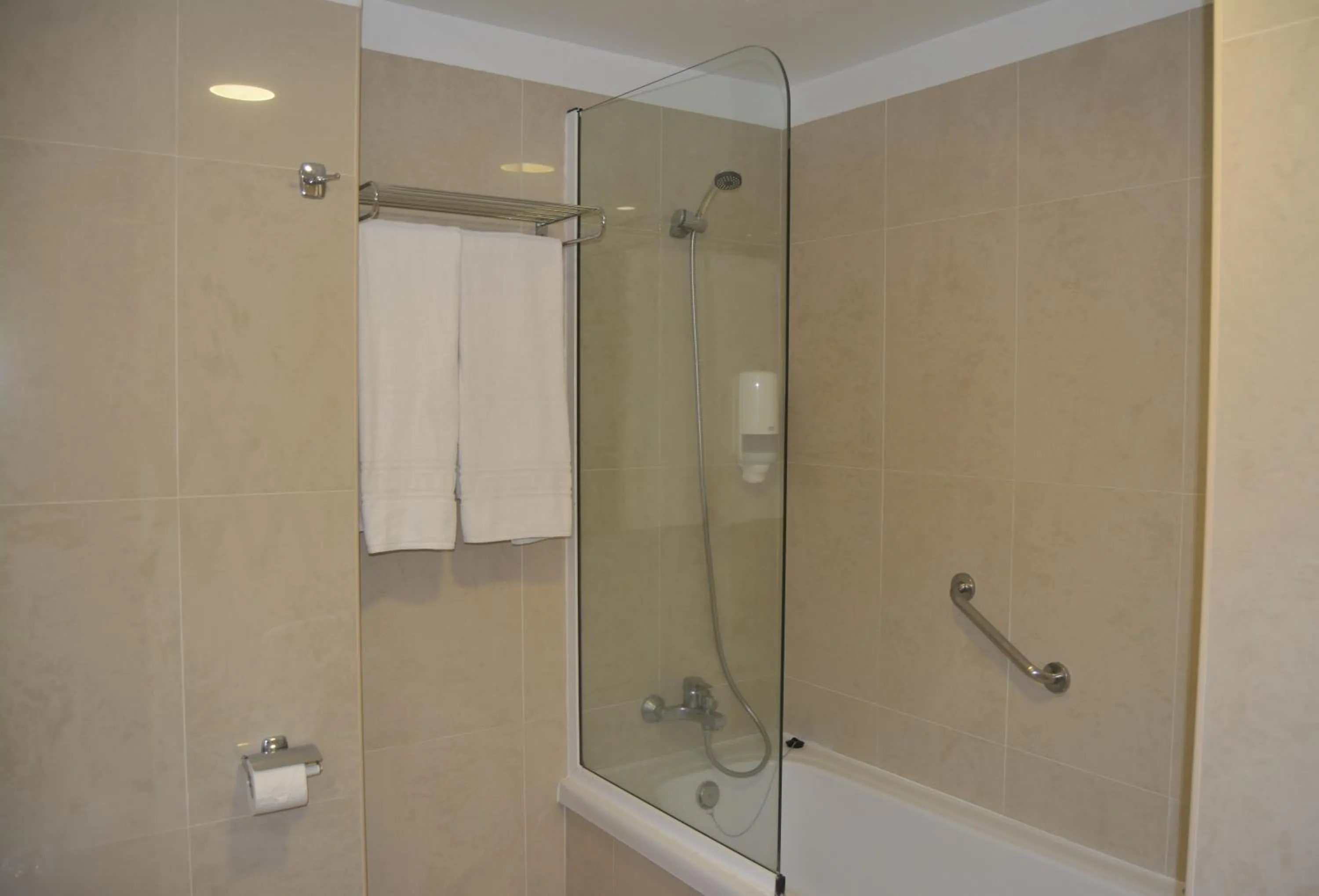 Bathroom in RF La Quinta Park Suites