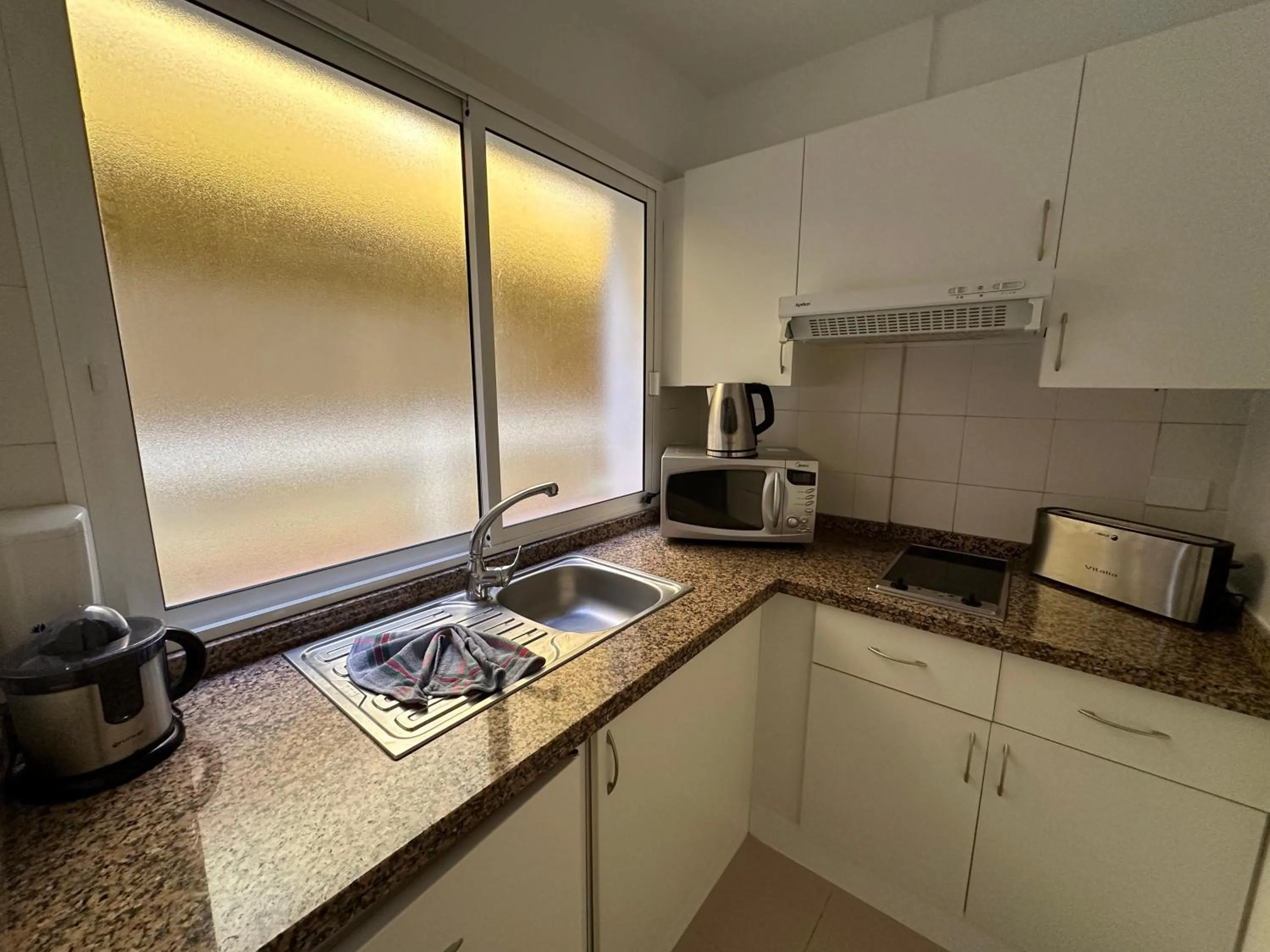 Kitchen or kitchenette in RF La Quinta Park Suites