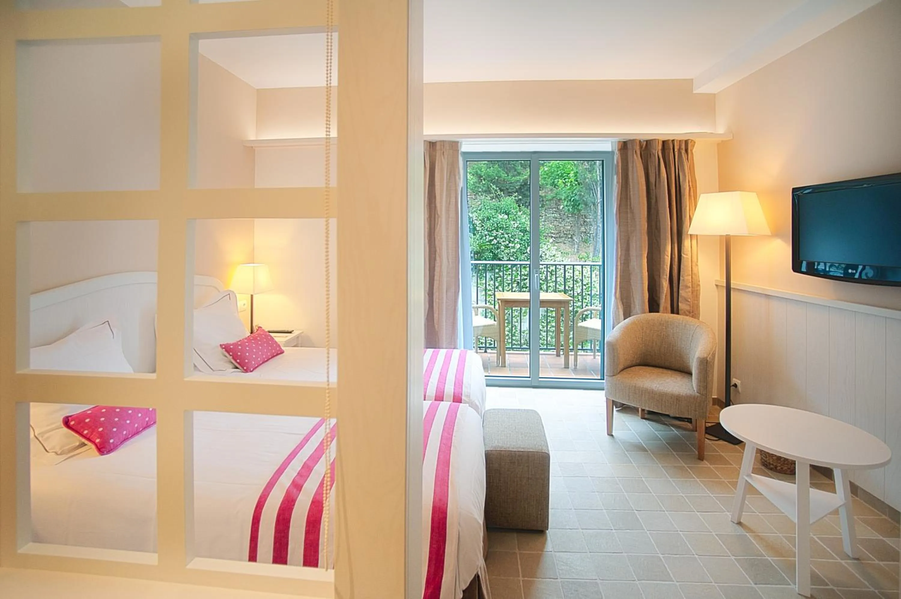 Balcony/Terrace, Bed in Hotel Playa Sol