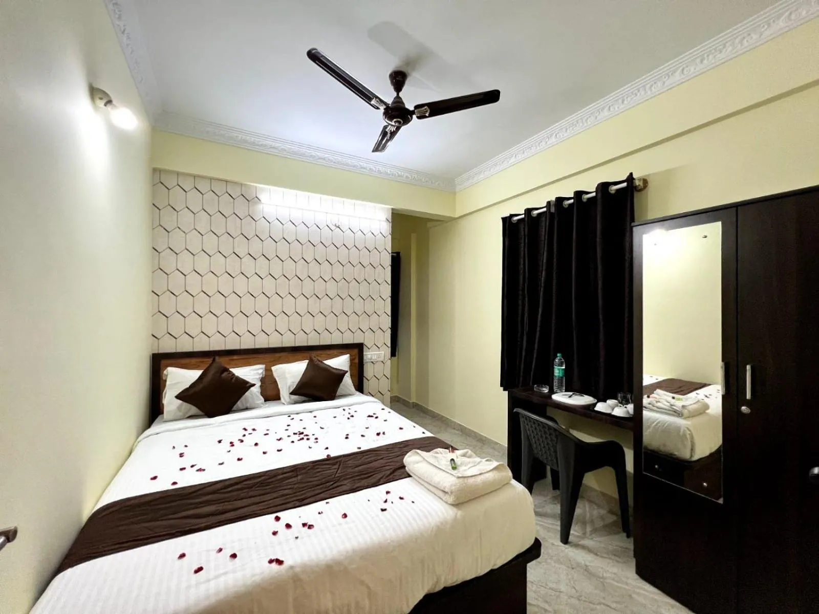 Bed in Hotel East park Electronic City