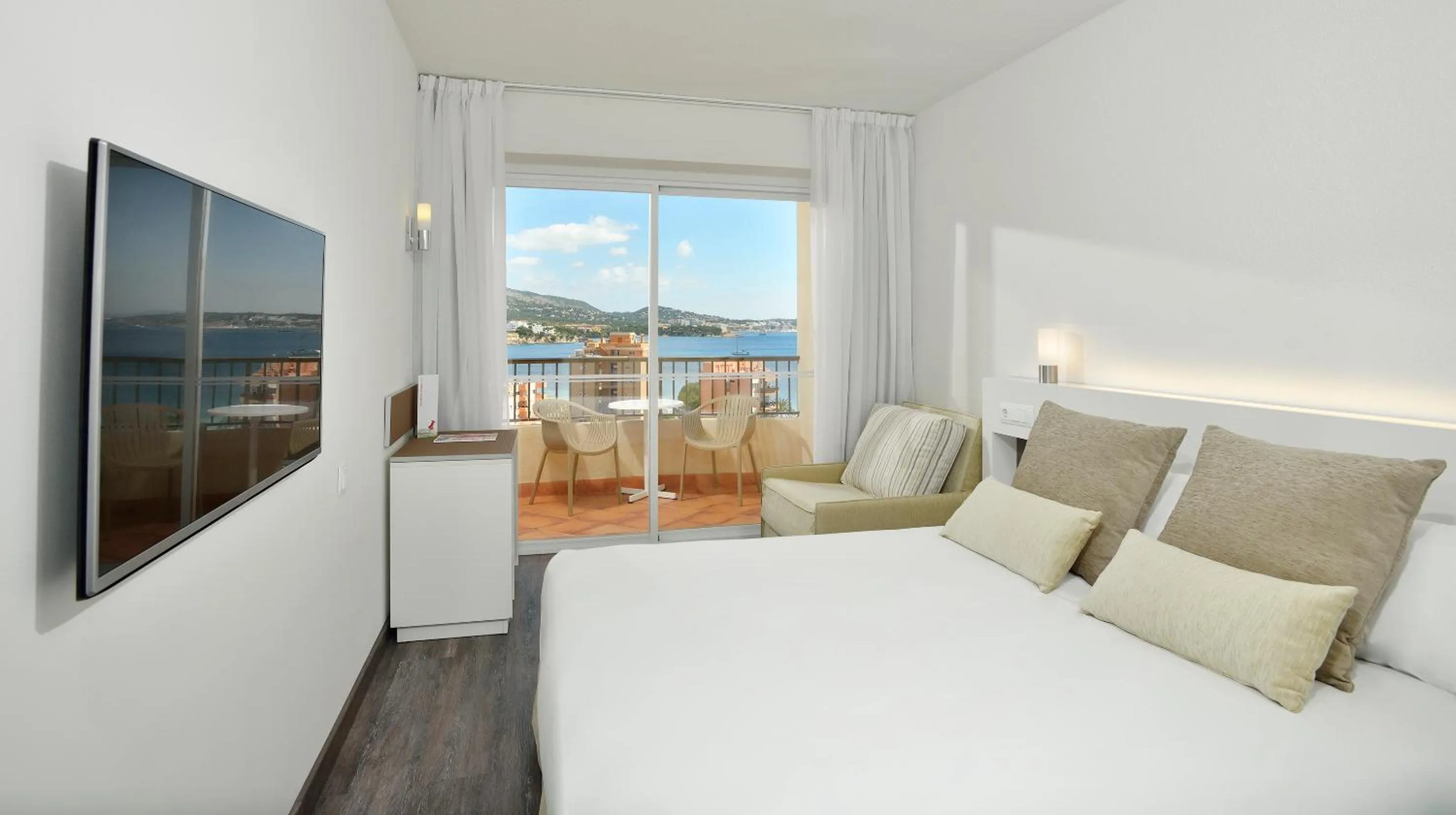 Bedroom, Bed in Sol Palmanova Mallorca