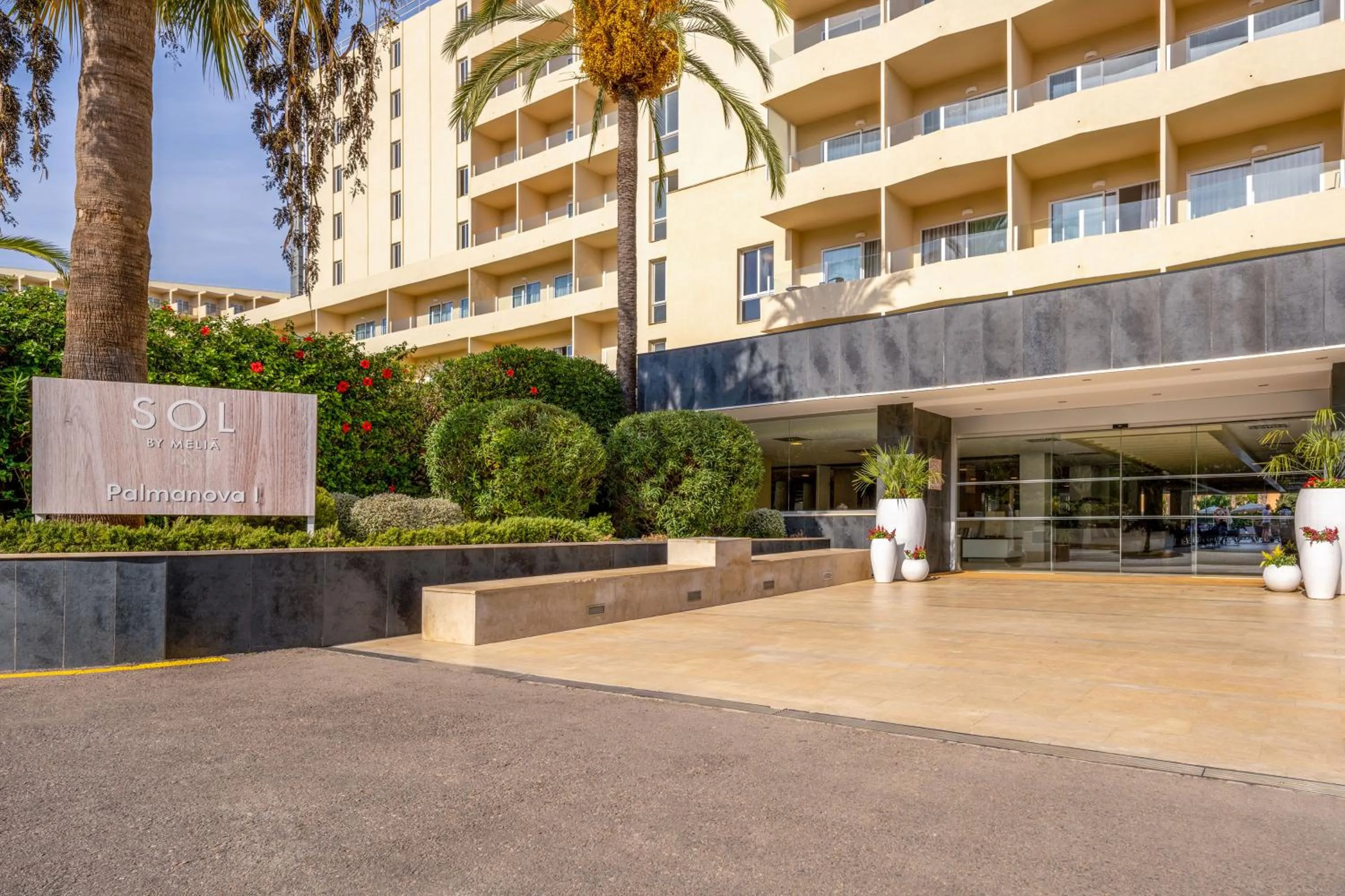 Property building in Sol Palmanova Mallorca