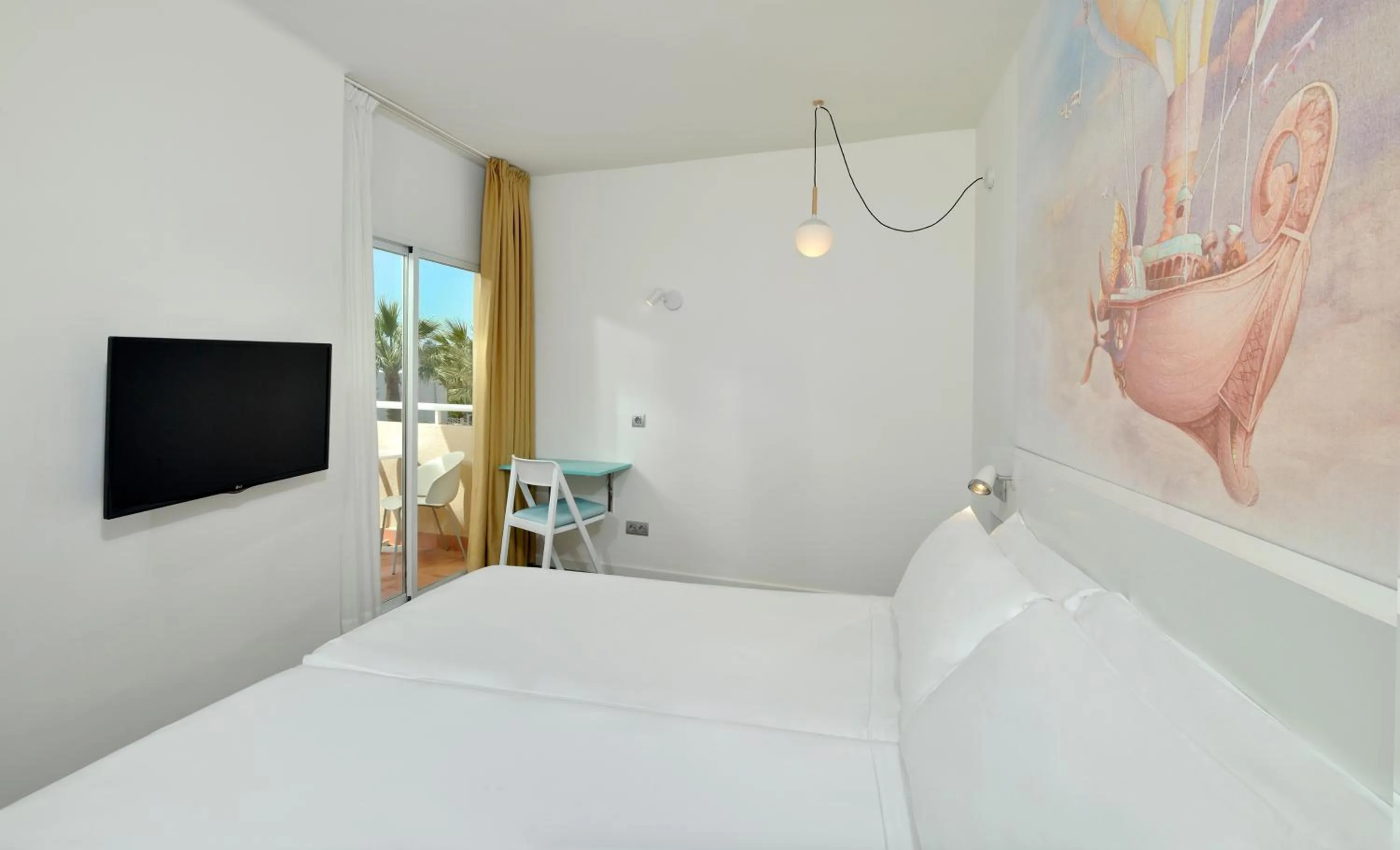 Bed in Sol Katmandu Park & Resort