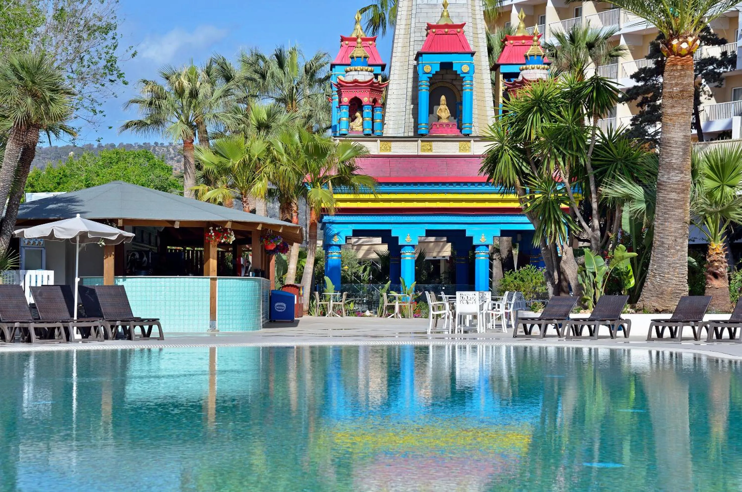 Swimming pool in Sol Katmandu Park & Resort