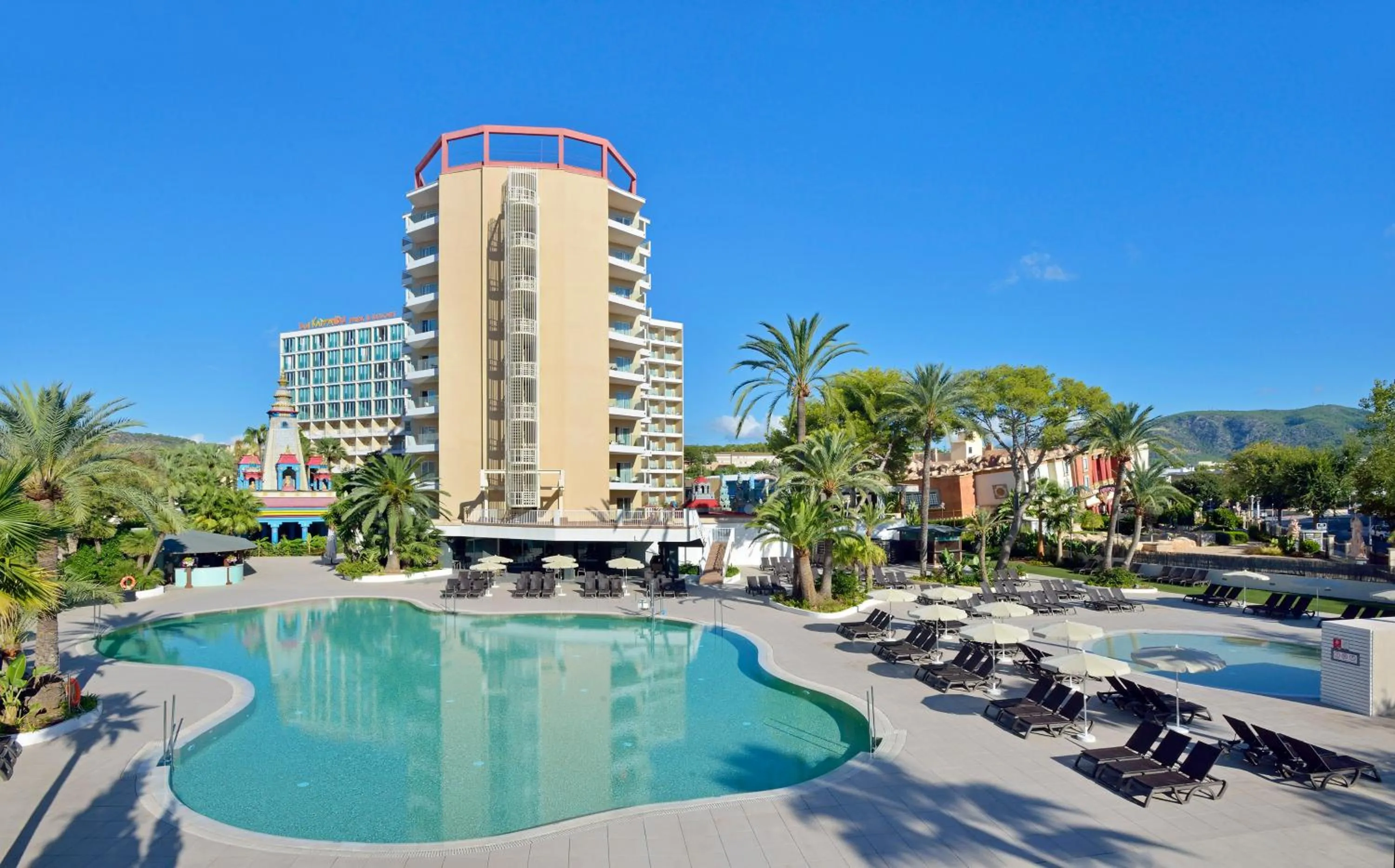 Swimming pool in Sol Katmandu Park & Resort