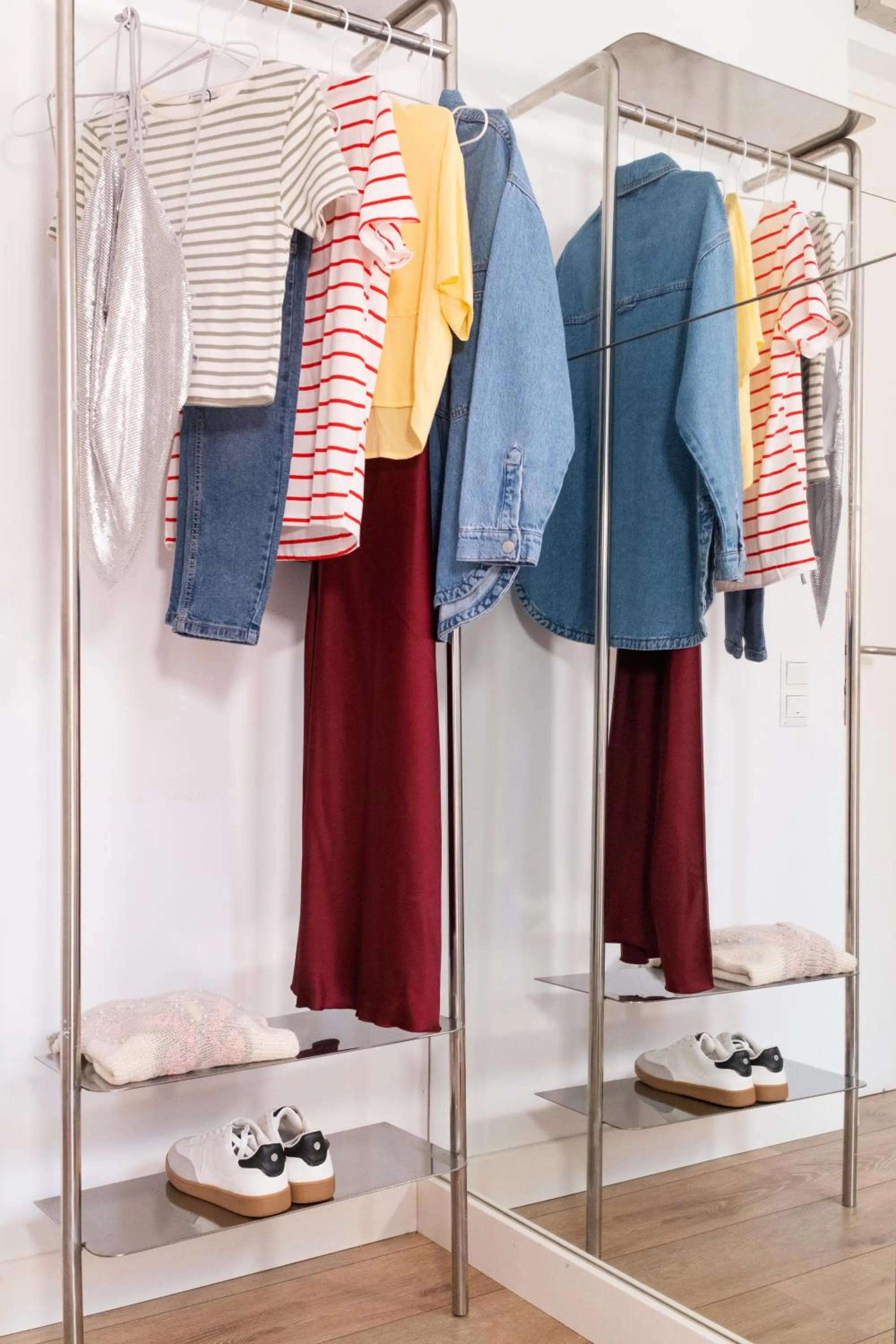 wardrobe in Chic & Basic Tallers Hostal