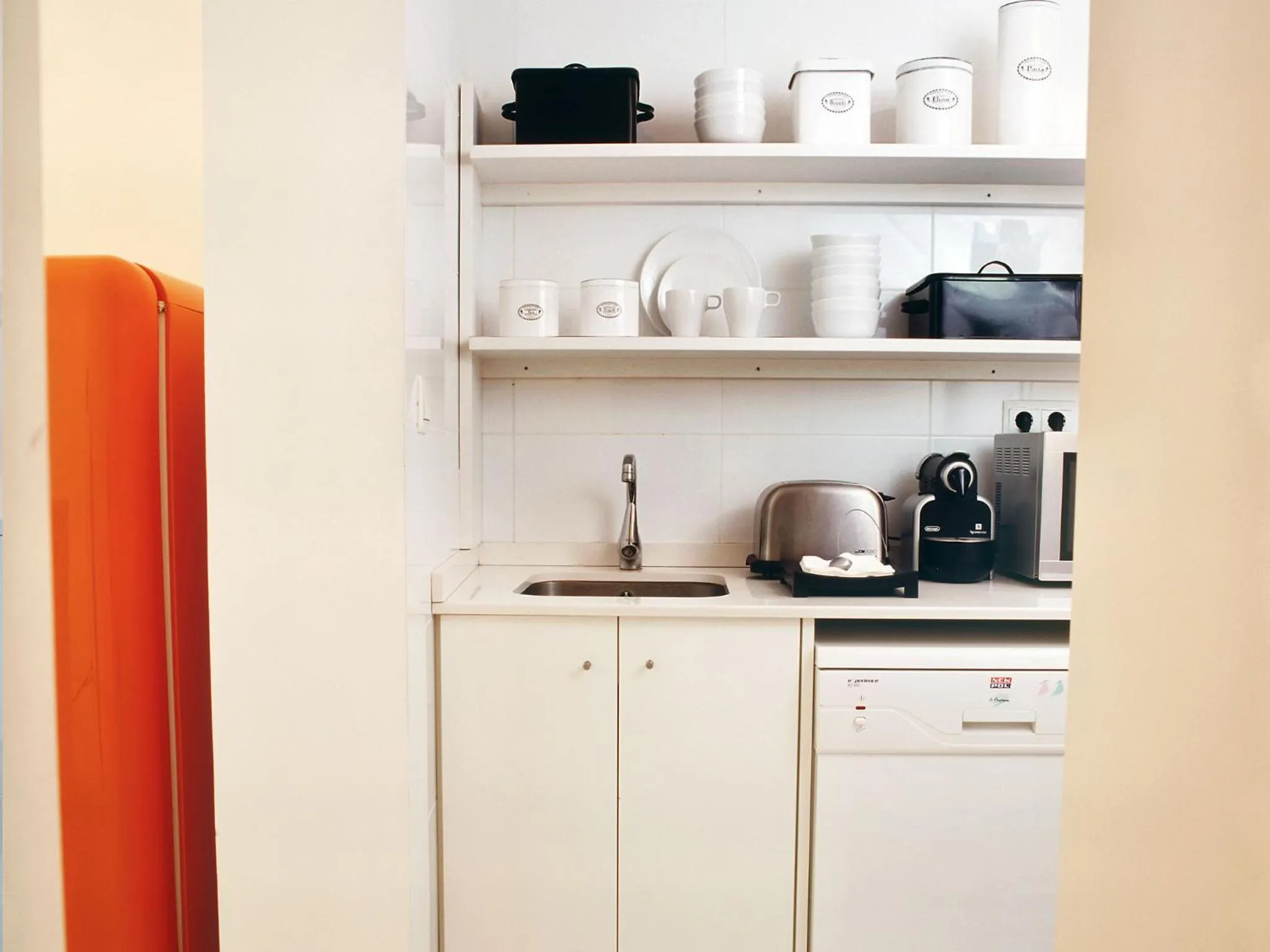 Kitchen or kitchenette in Chic & Basic Tallers Hostal