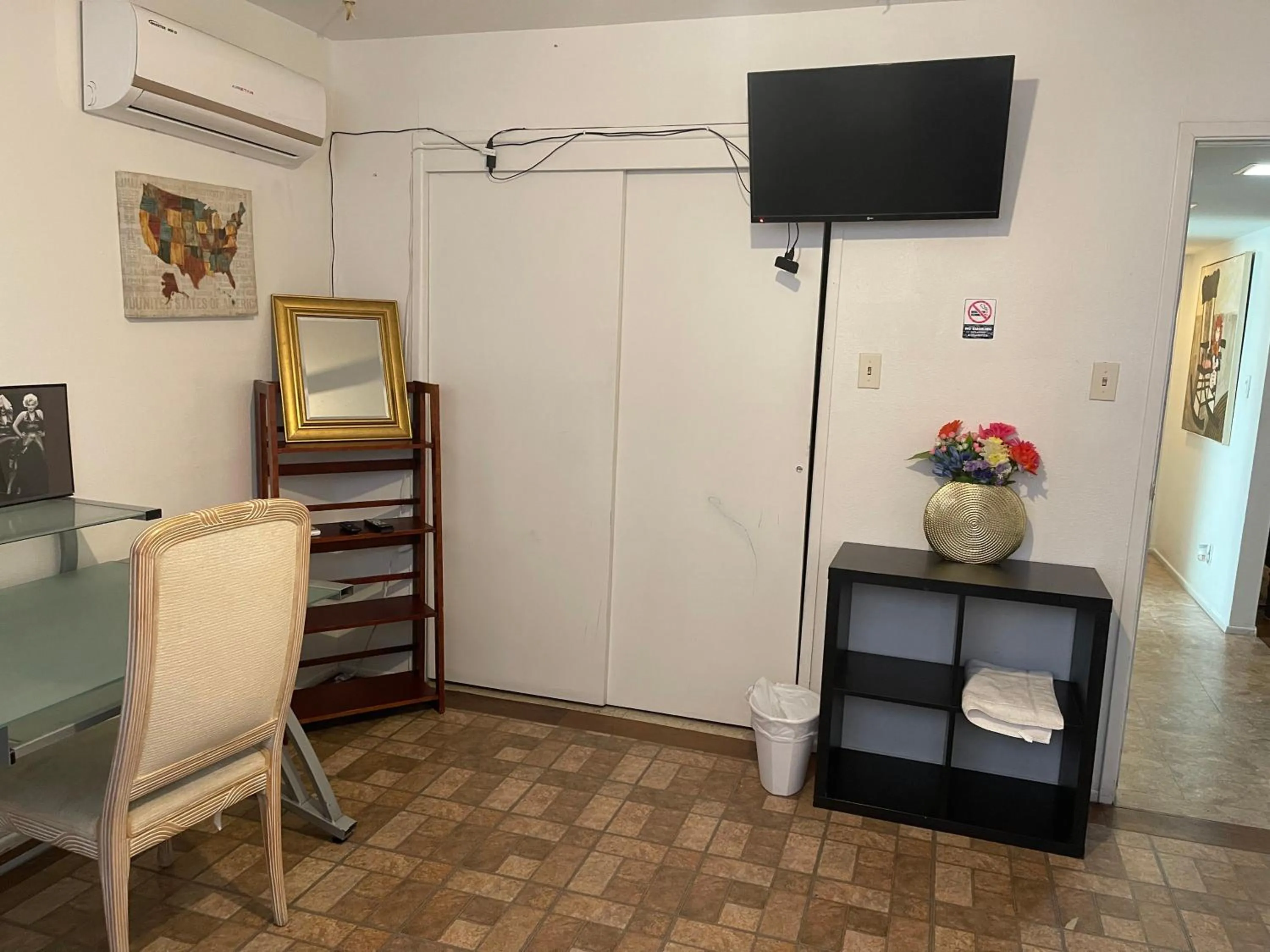 TV and multimedia in The Yellow Penthouse LLC