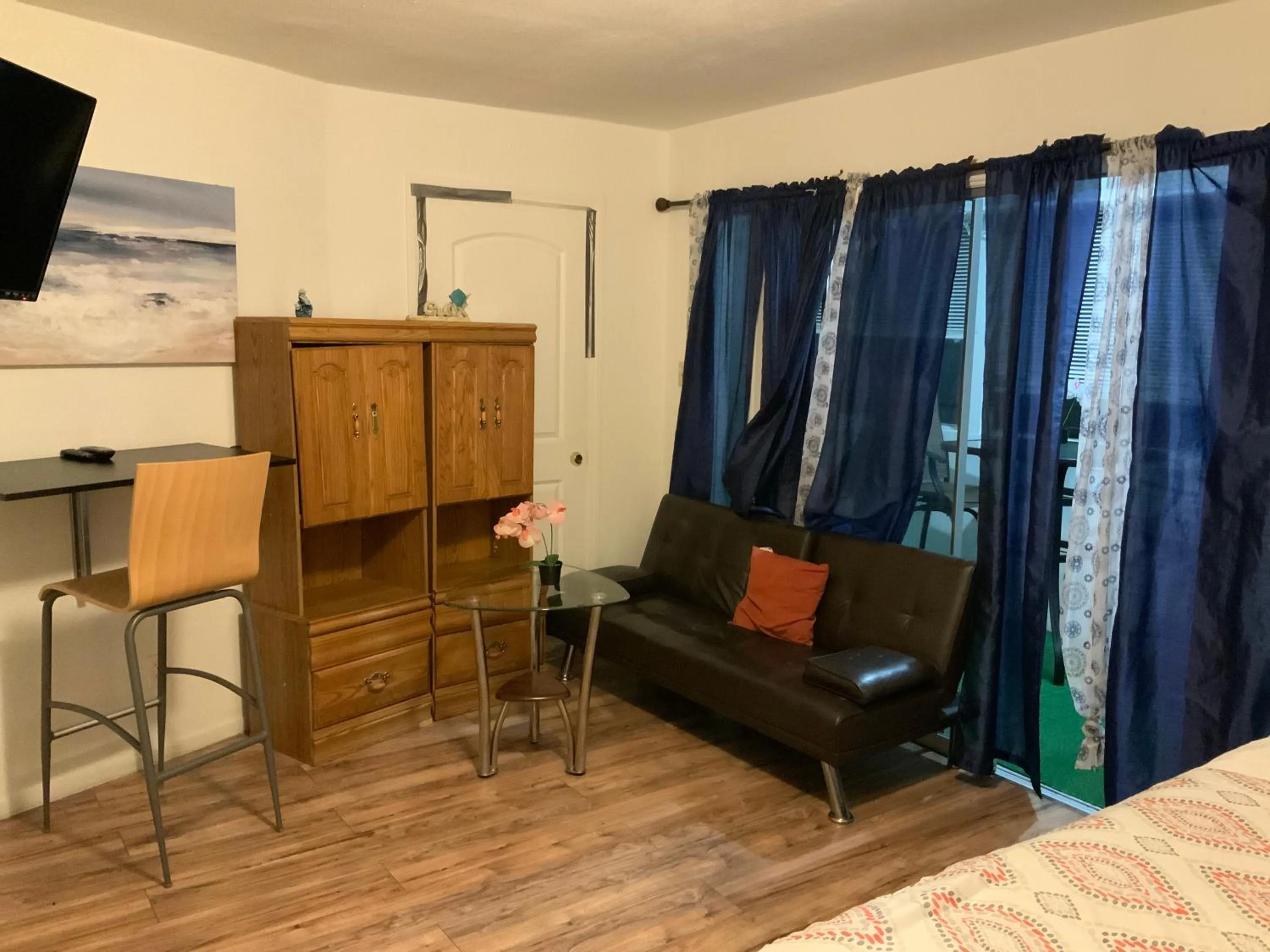 Seating area, Bed in The Yellow Penthouse LLC