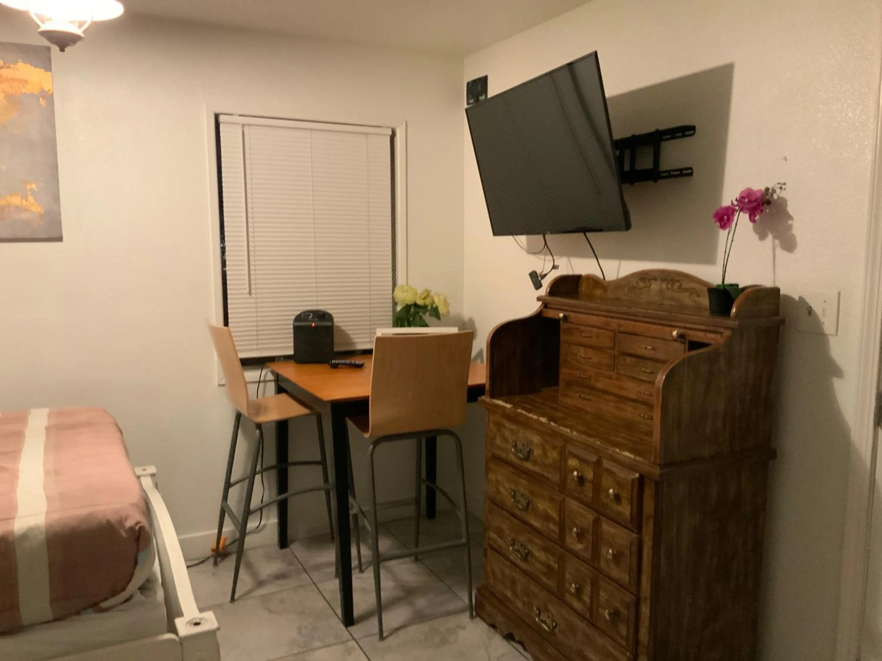 TV and multimedia in The Yellow Penthouse LLC