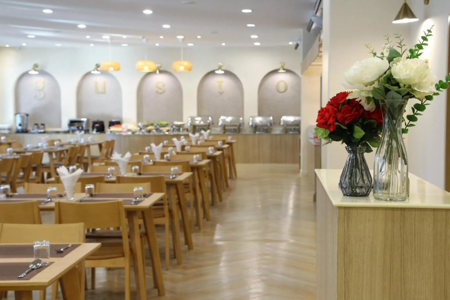 Restaurant/places to eat in The Leisure Hotel