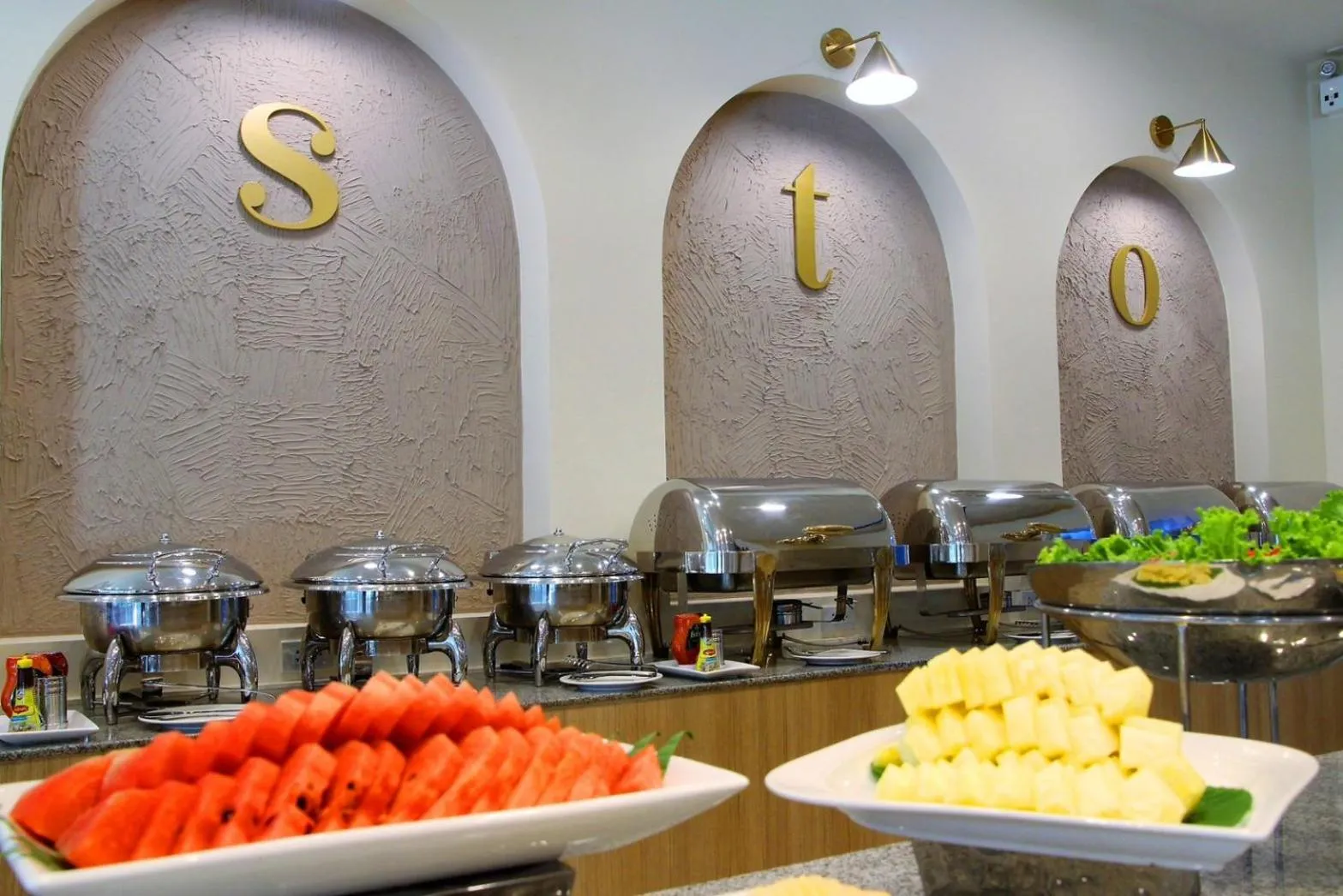 Restaurant/places to eat in The Leisure Hotel