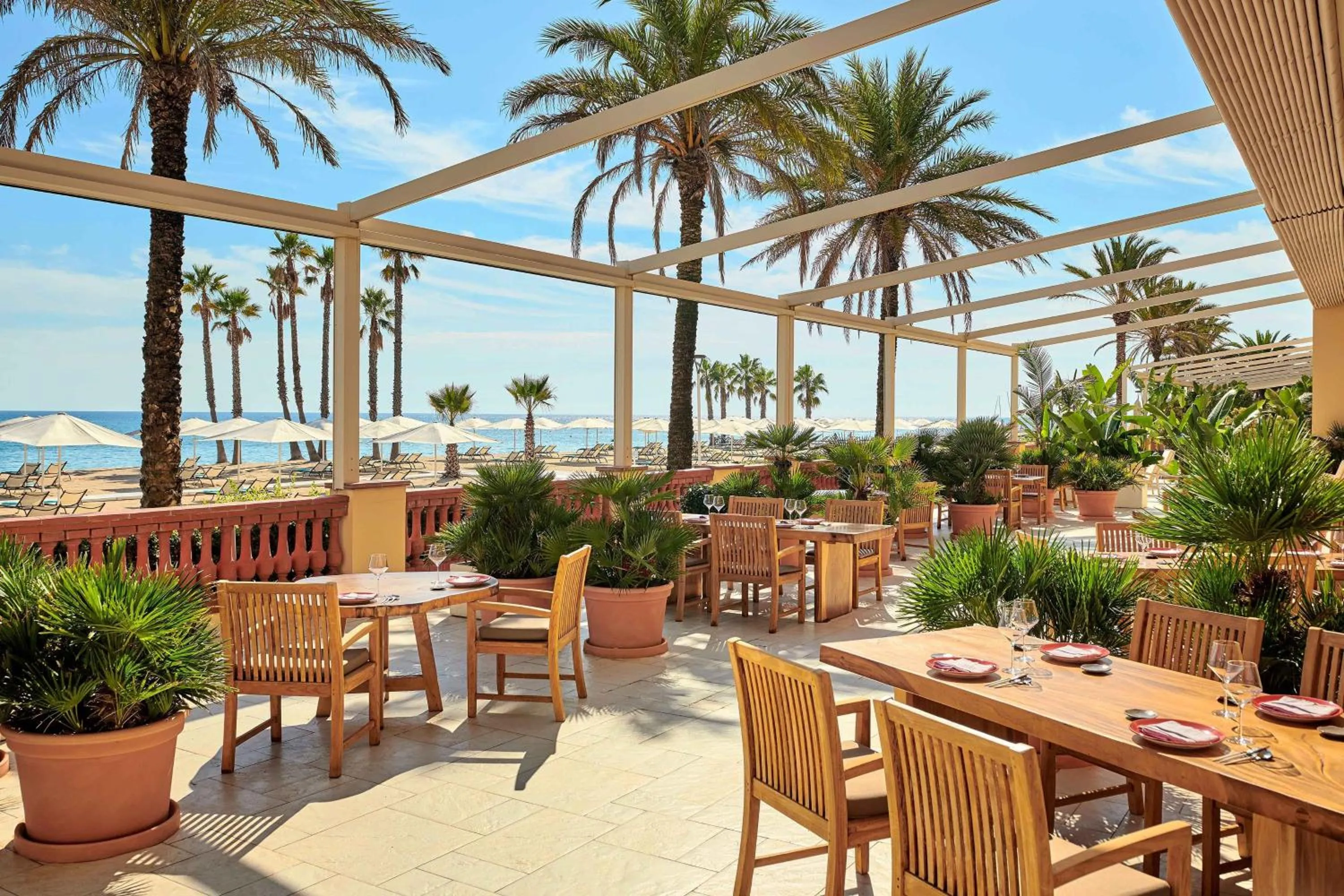 Restaurant/places to eat in Le Meridien Ra Beach Hotel and Spa