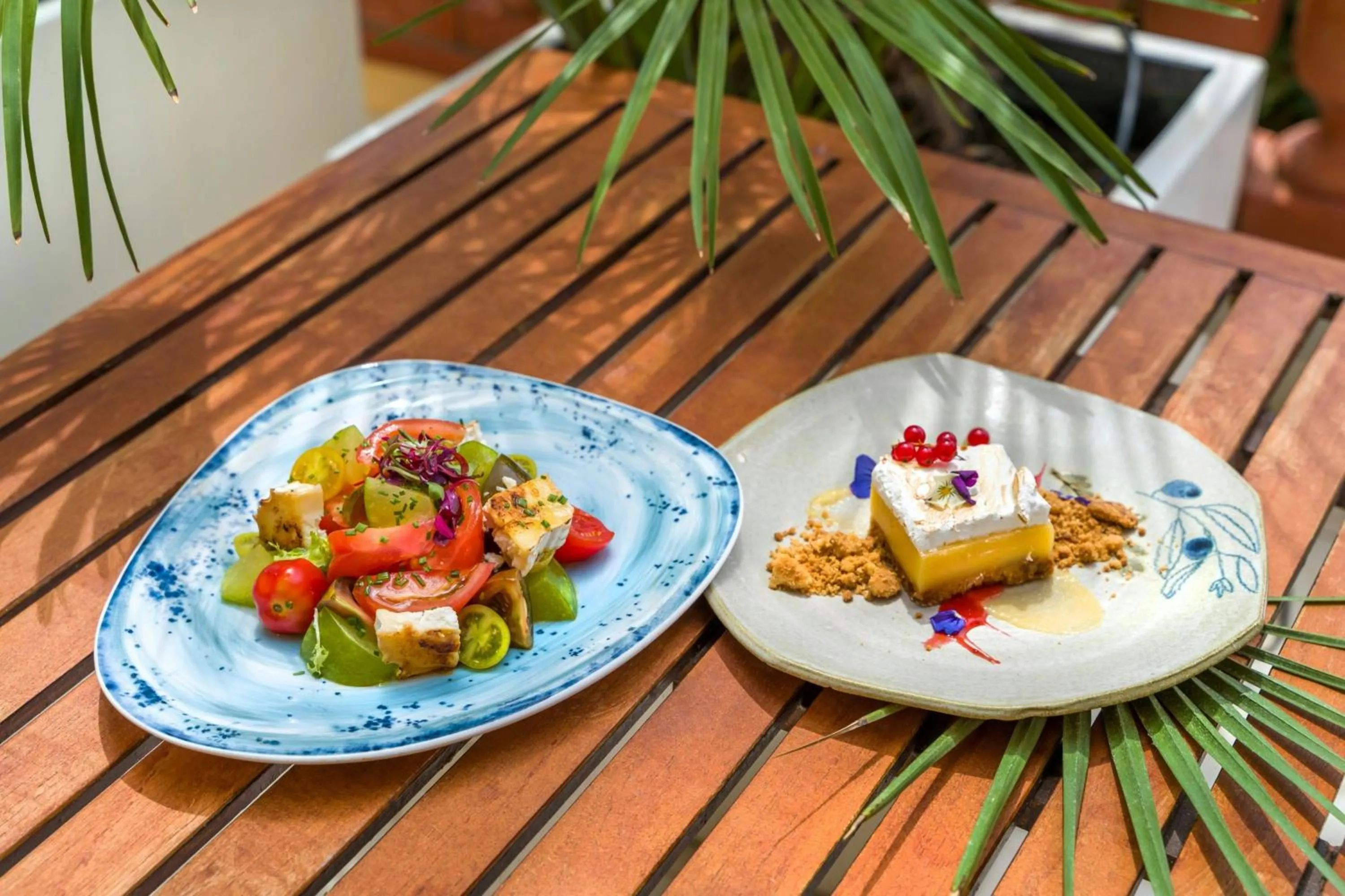 Restaurant/places to eat in Le Meridien Ra Beach Hotel and Spa